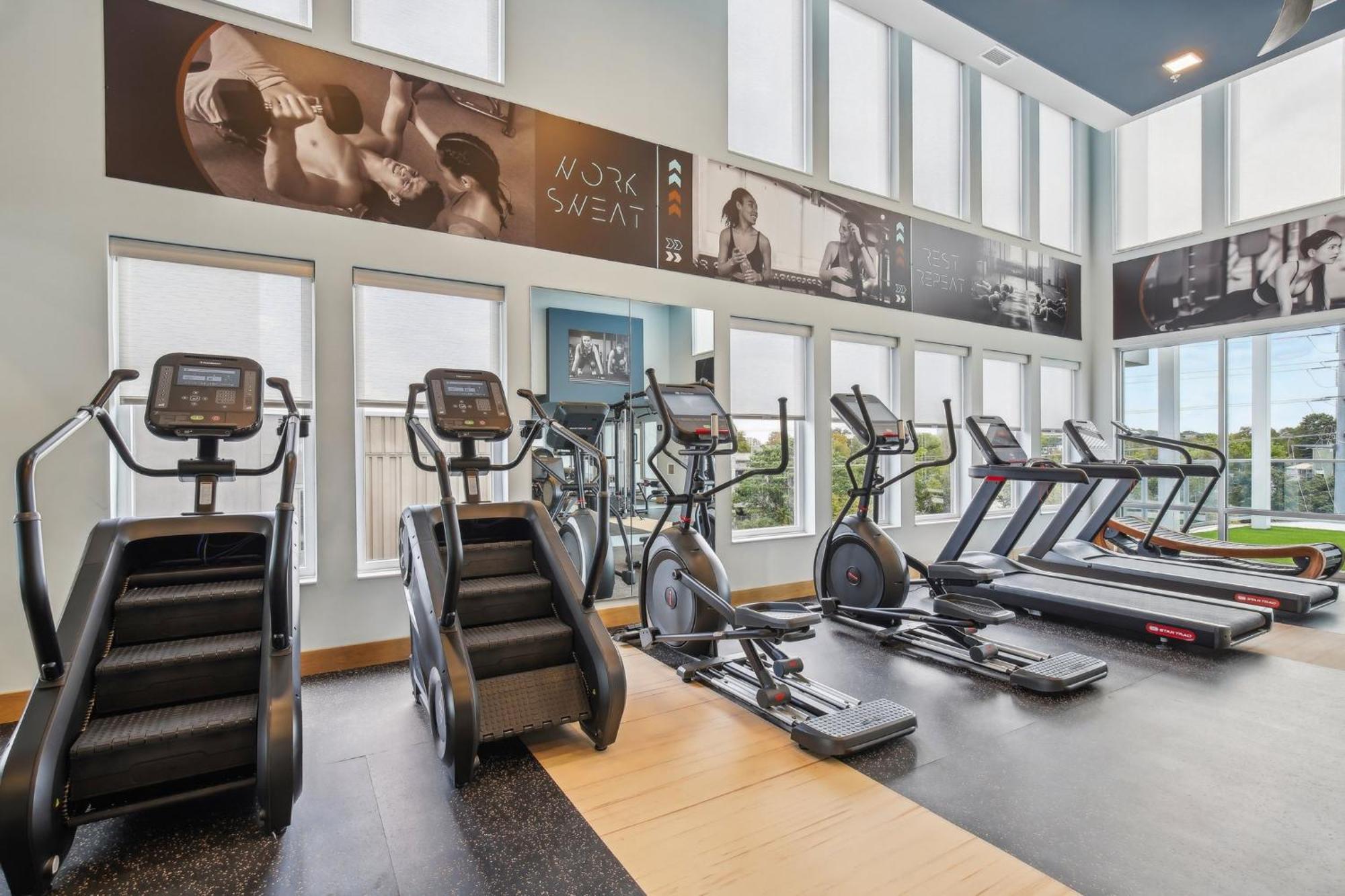 Apartment Skyline Views Near Music Row & Gulch *