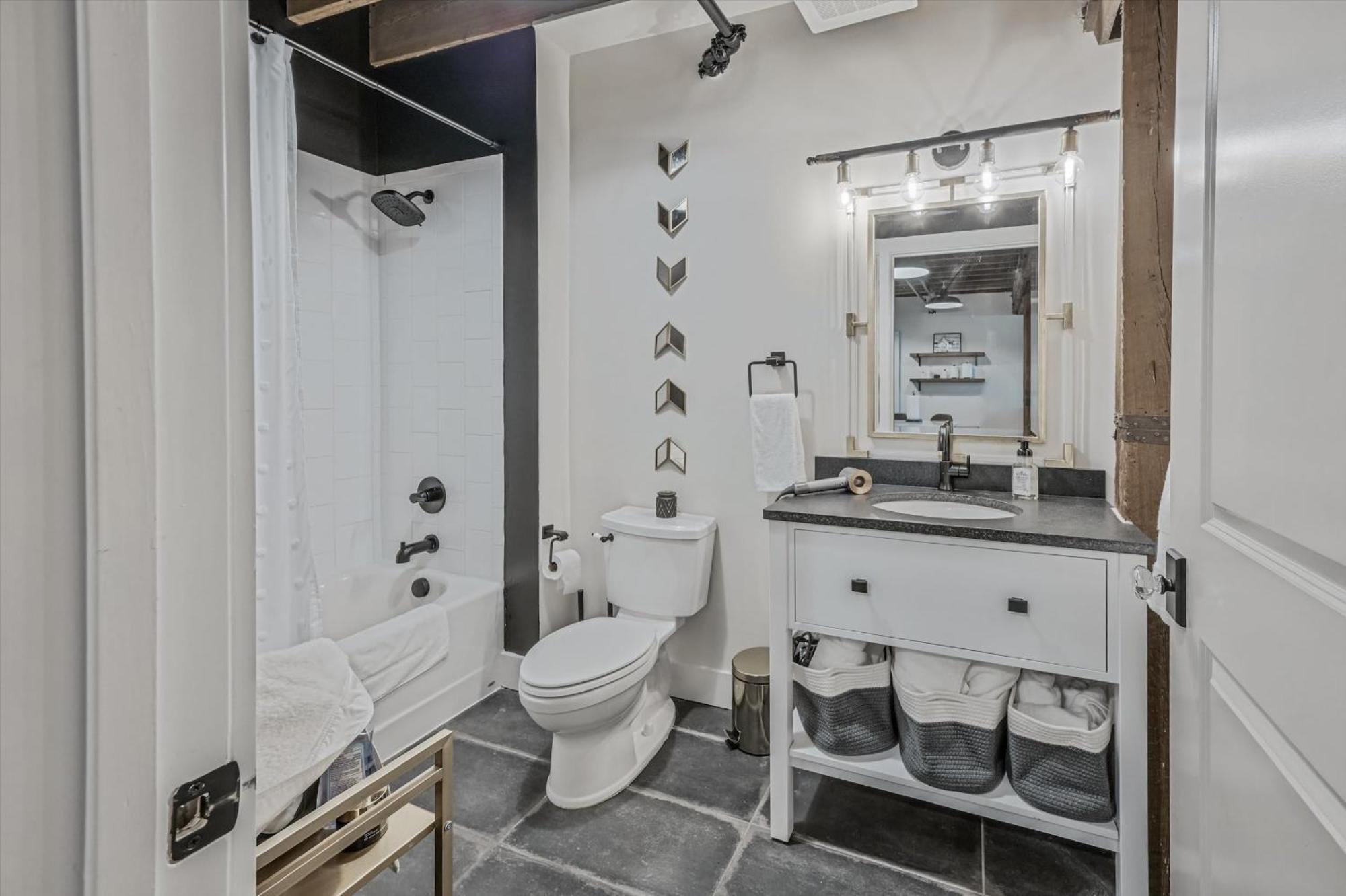 Apartment Luxe Loft With Speakeasy Parking And 2 Mi To Broadway Nashville
