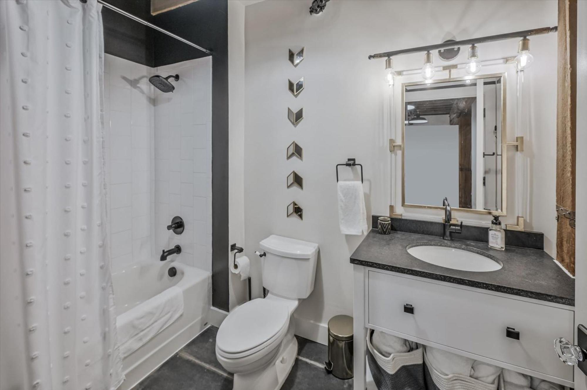 Apartment Luxe Loft With Speakeasy Parking And 2 Mi To Broadway *