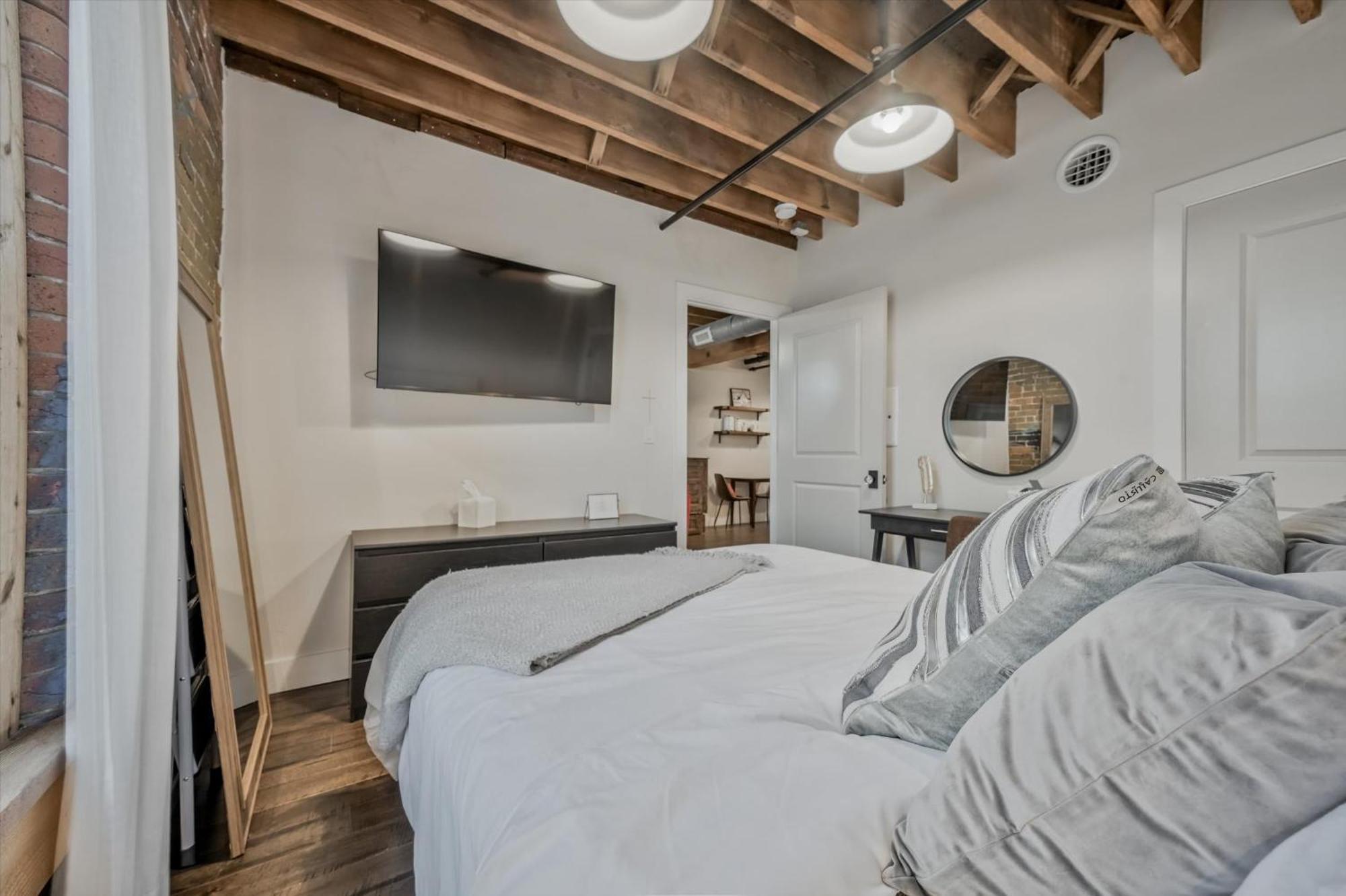 Luxe Loft With Speakeasy Parking And 2 Mi To Broadway Apartment