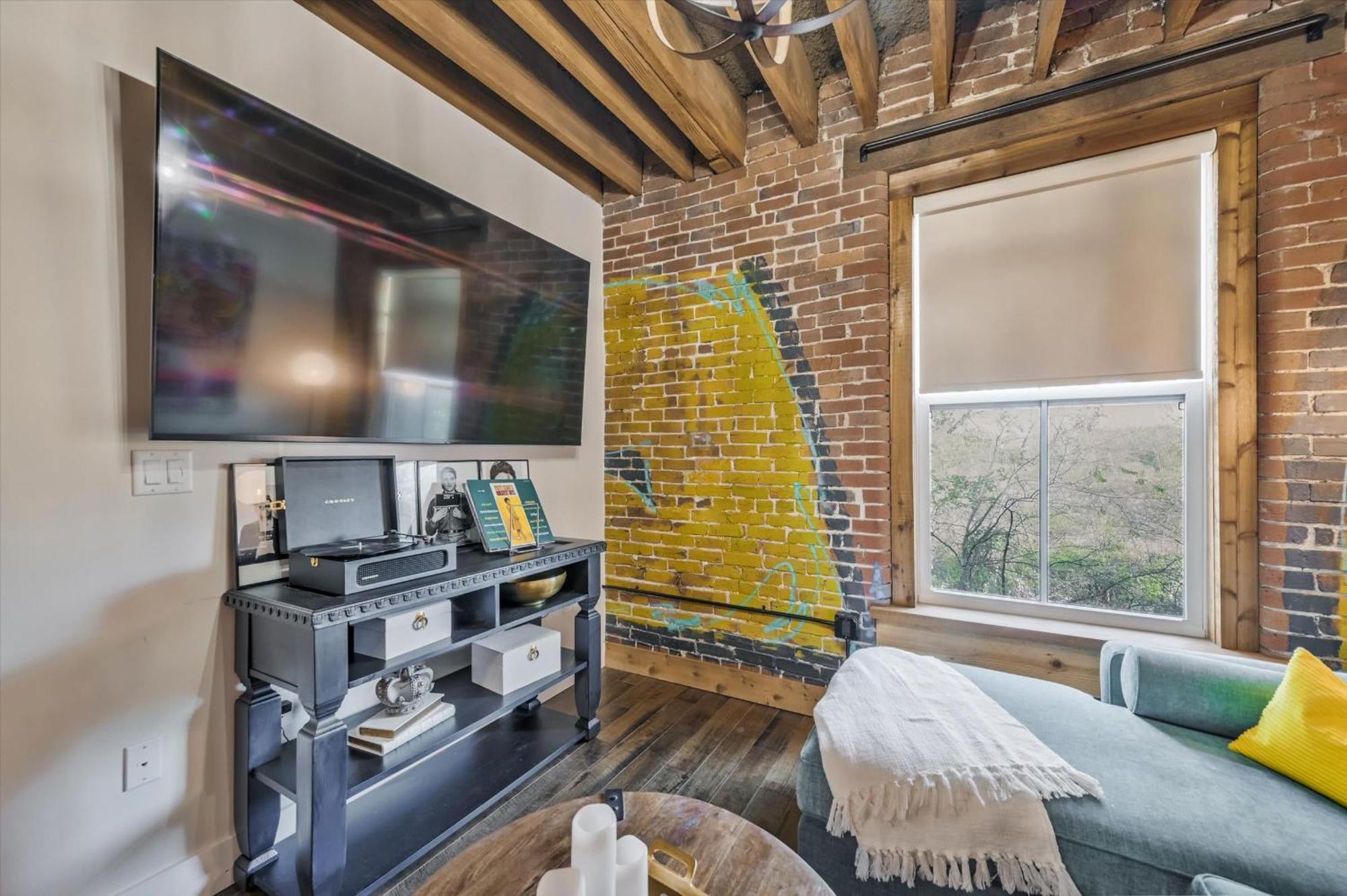 Luxe Loft With Speakeasy Parking And 2 Mi To Broadway