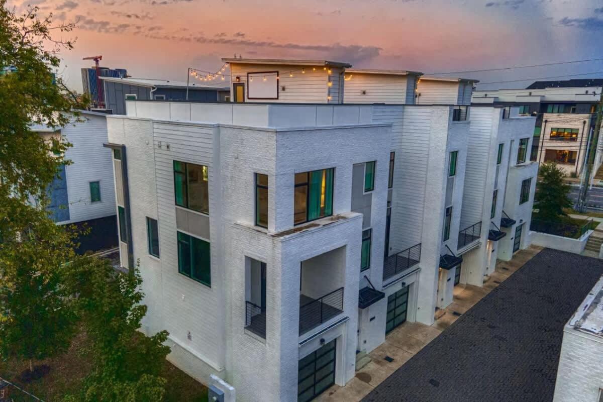 Fiddler's Flats - Sleeps 16 - Two Rooftops With View Nashville