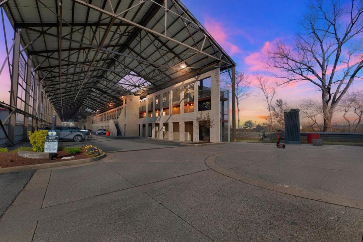 Downtown River Views Pool Parking Apartment *