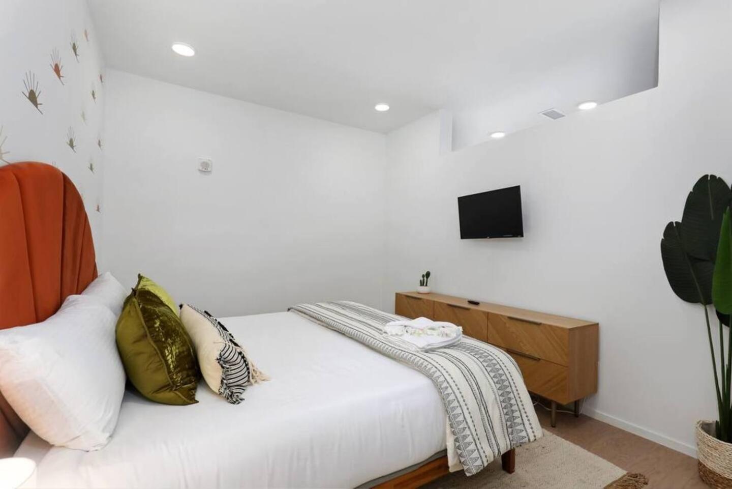 Downtown Modern 1 Mi To Broadway, Park Free Holiday home *