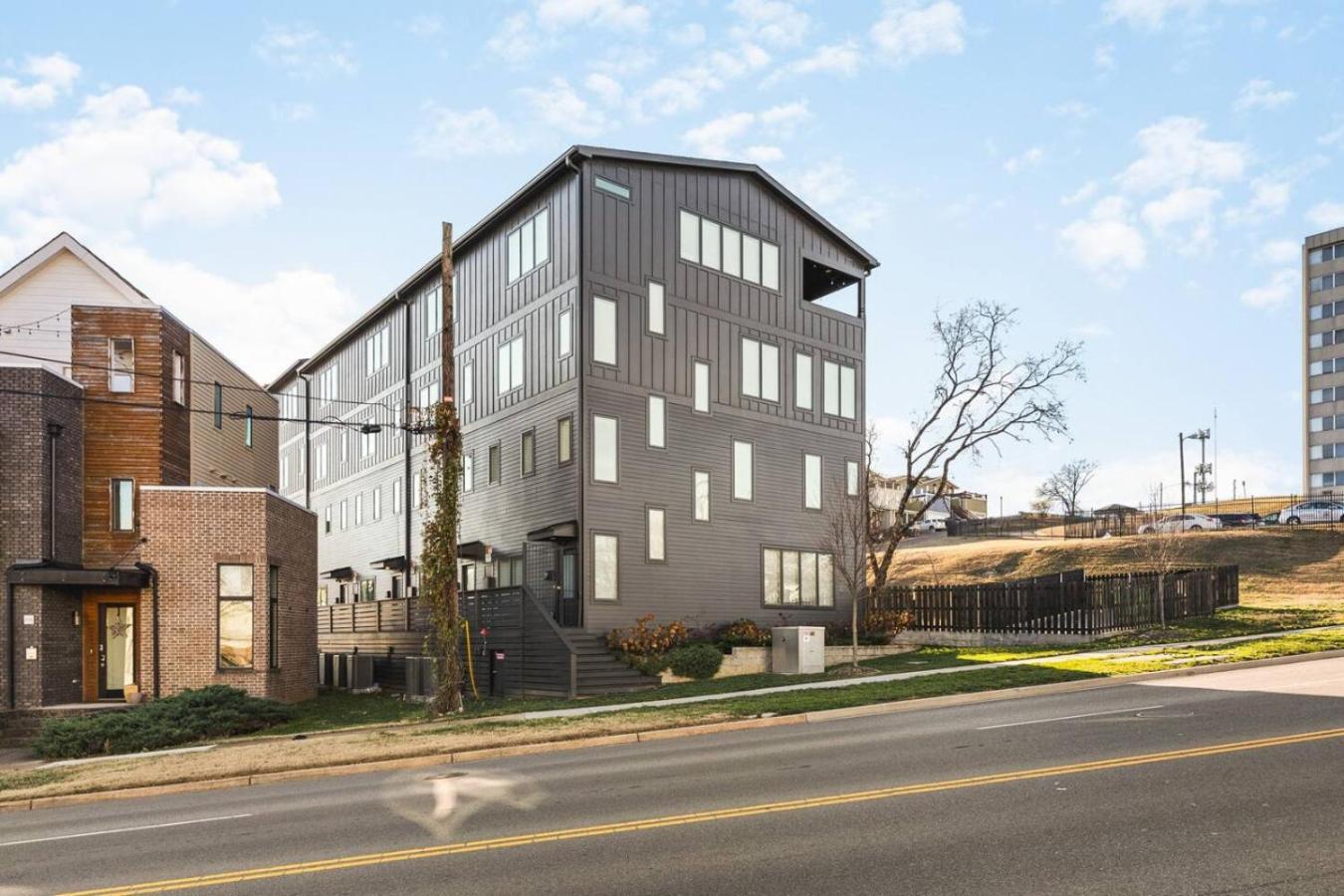 Two Adjacent Homes By 12 South And Belmont That Sleeps 24