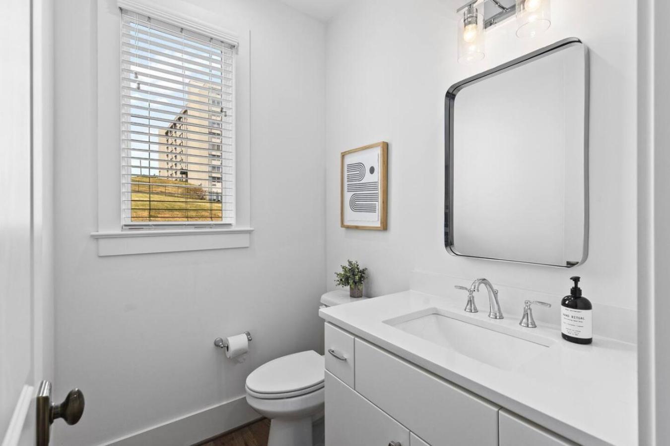 Two Adjacent Homes By 12 South And Belmont That Sleeps 24 Holiday home Nashville