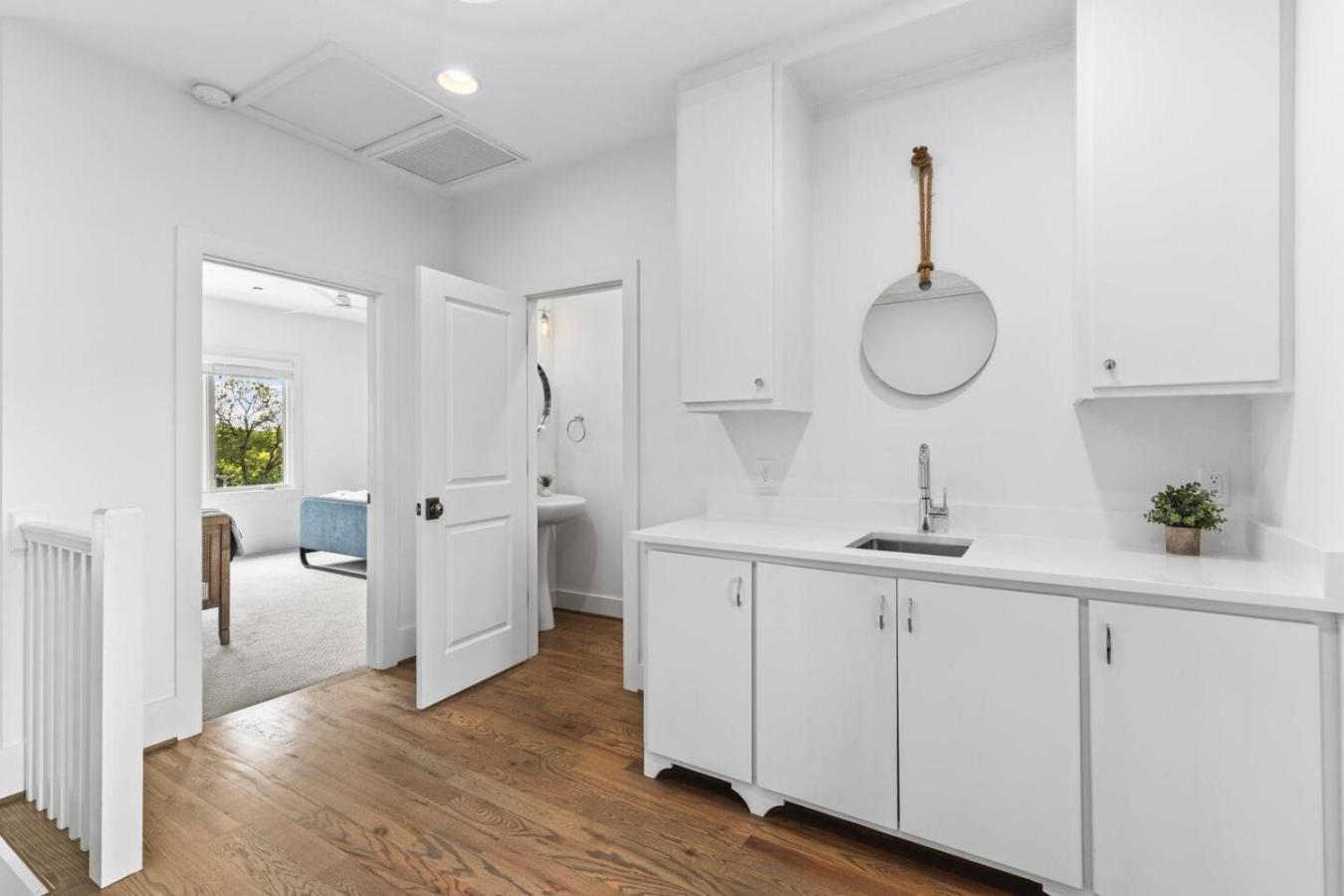 Two Adjacent Homes By 12 South And Belmont That Sleeps 24 Holiday home Nashville