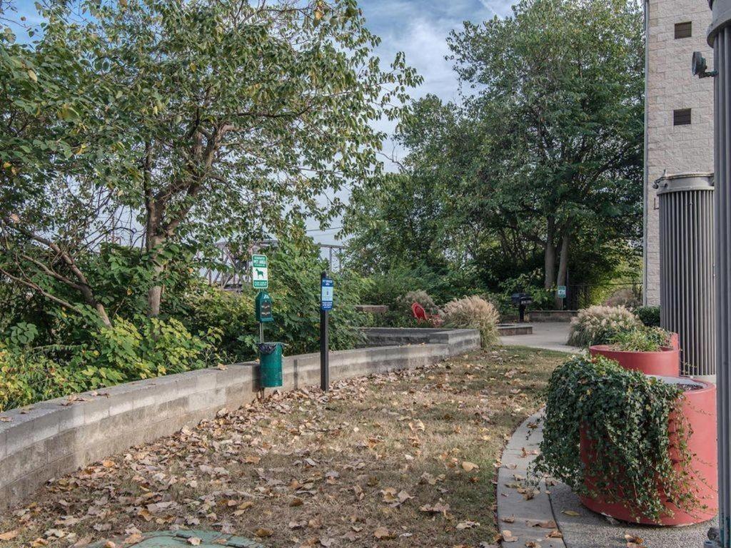 Riverfront Charm - A Scenic Downtown For 6 Holiday home *