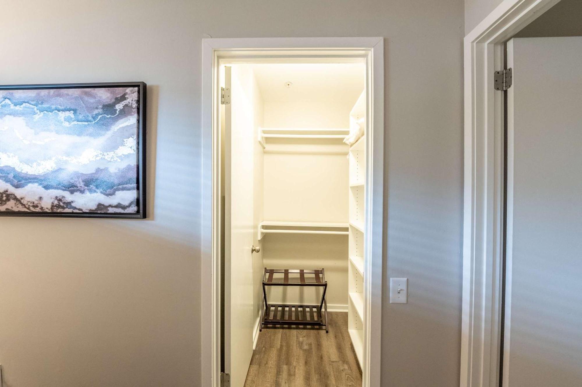 Riverfront Charm - A Scenic Downtown For 6 Nashville