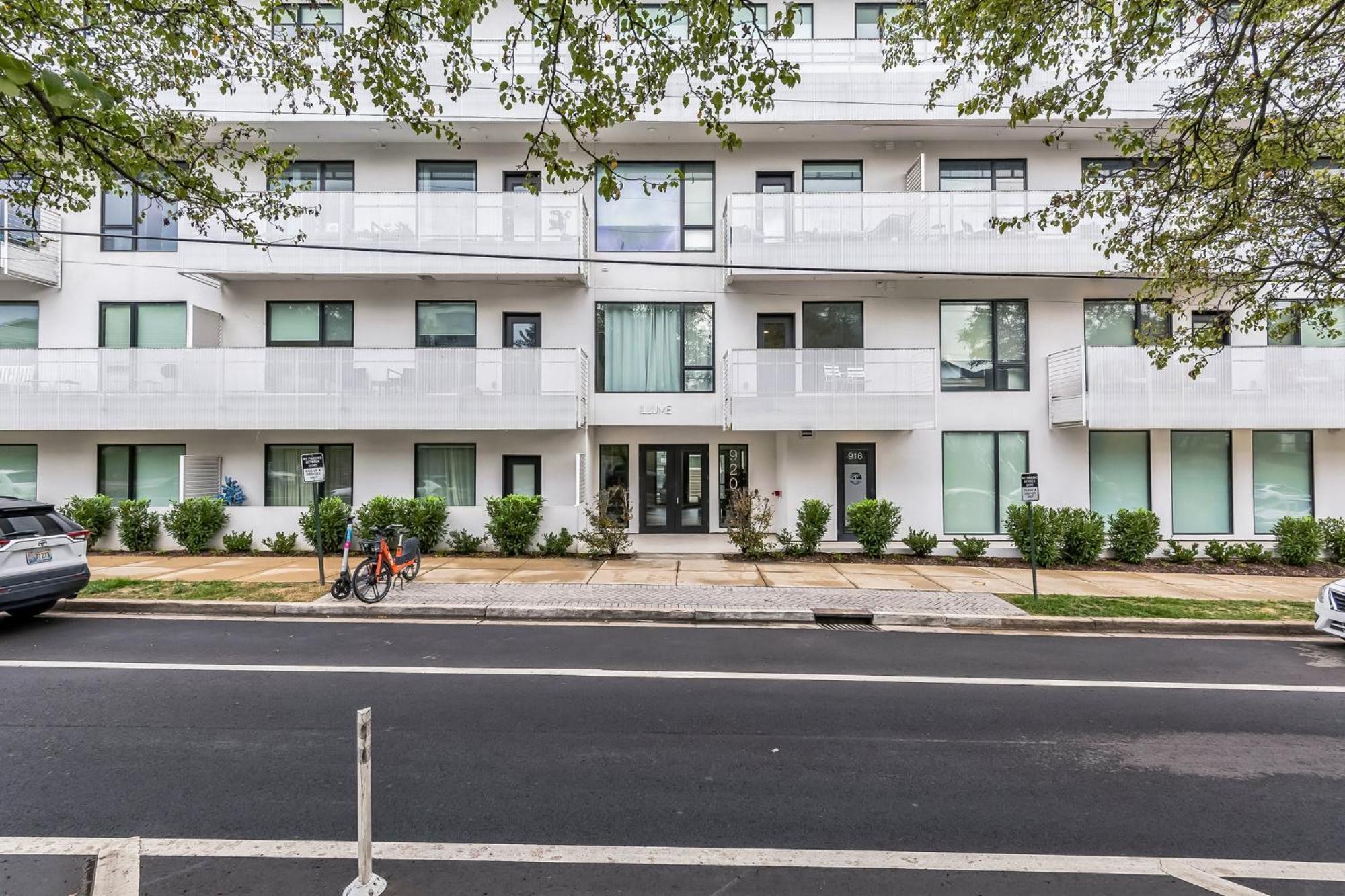 Trendy For 8 In Highly Walkable Neighborhood