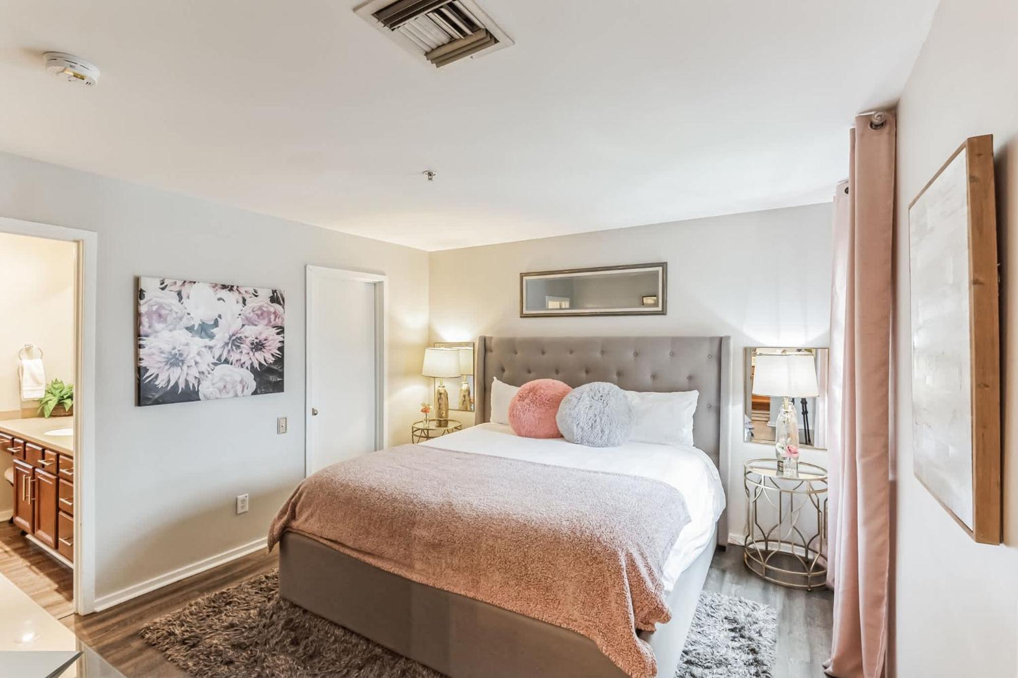 Riverfront Charm - A Scenic Downtown For 6