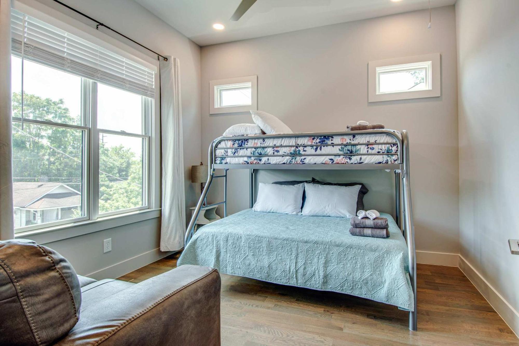 Holiday home Modern Duplex - 1 Mile From Robust Nightlife