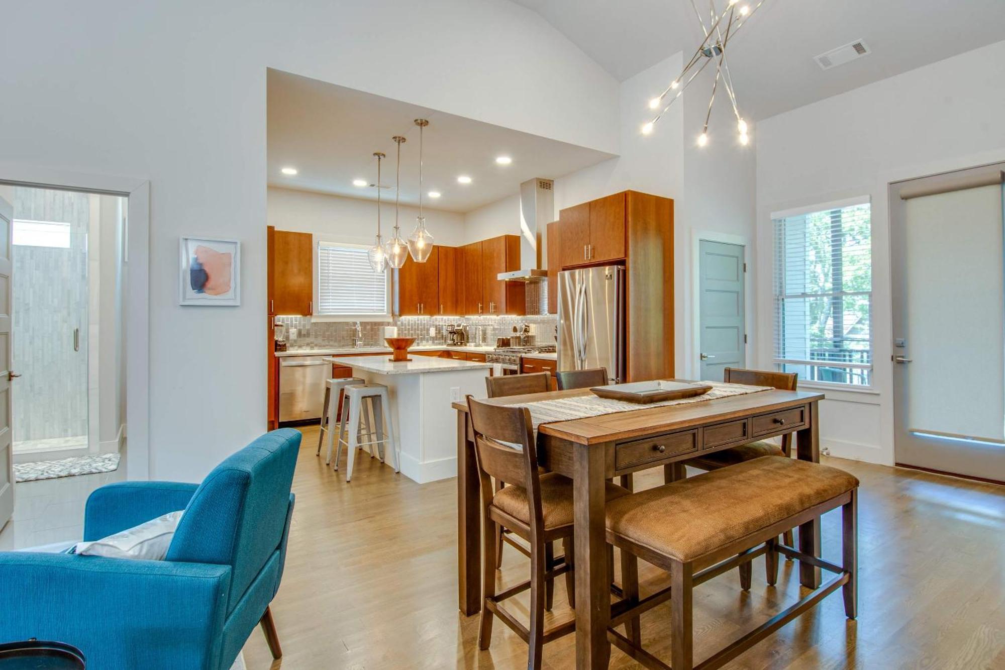 Dual - 1 Mile From Dt Nash & Farmers Market