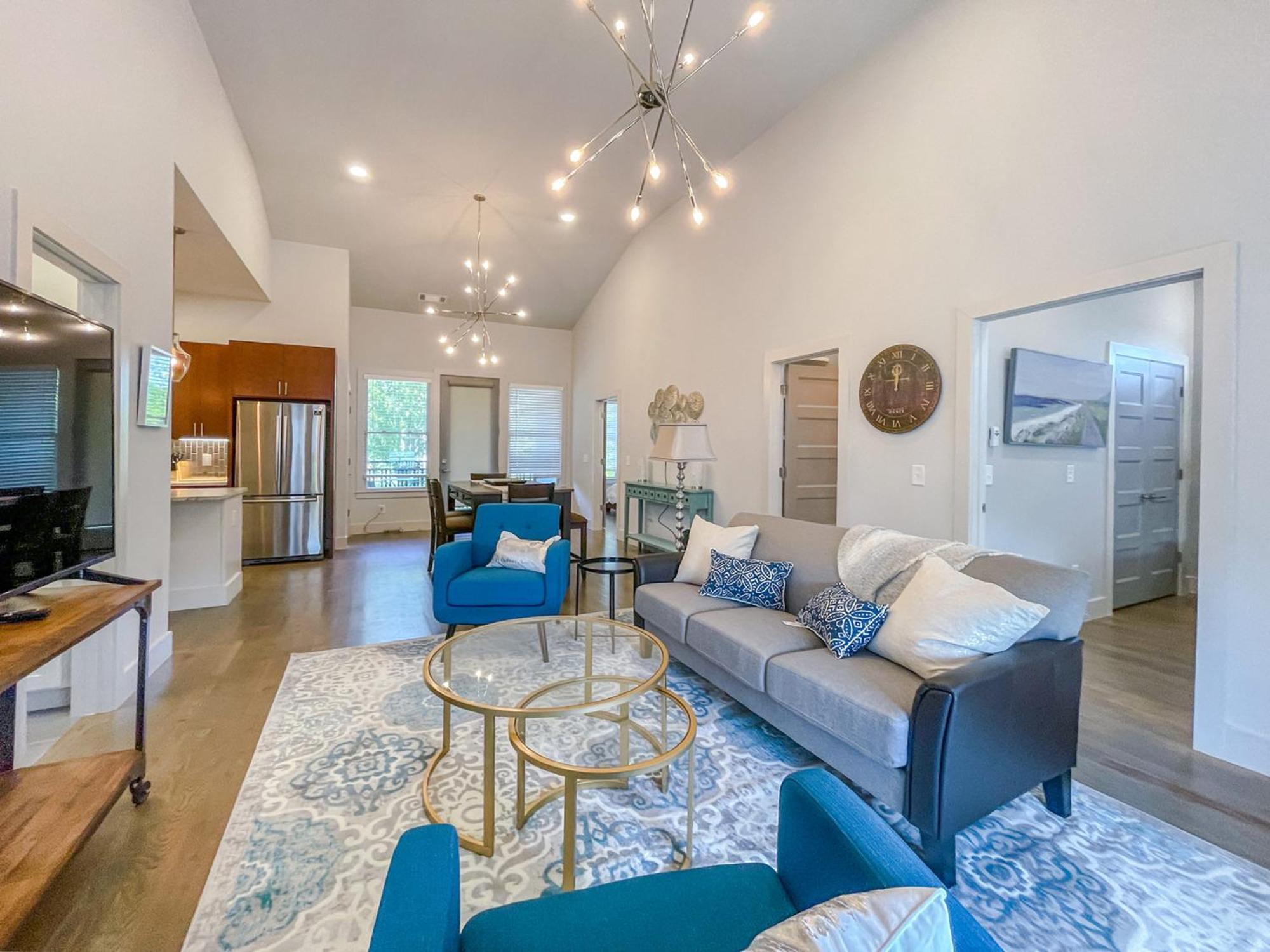 Dual - 1 Mile From Dt Nash & Farmers Market