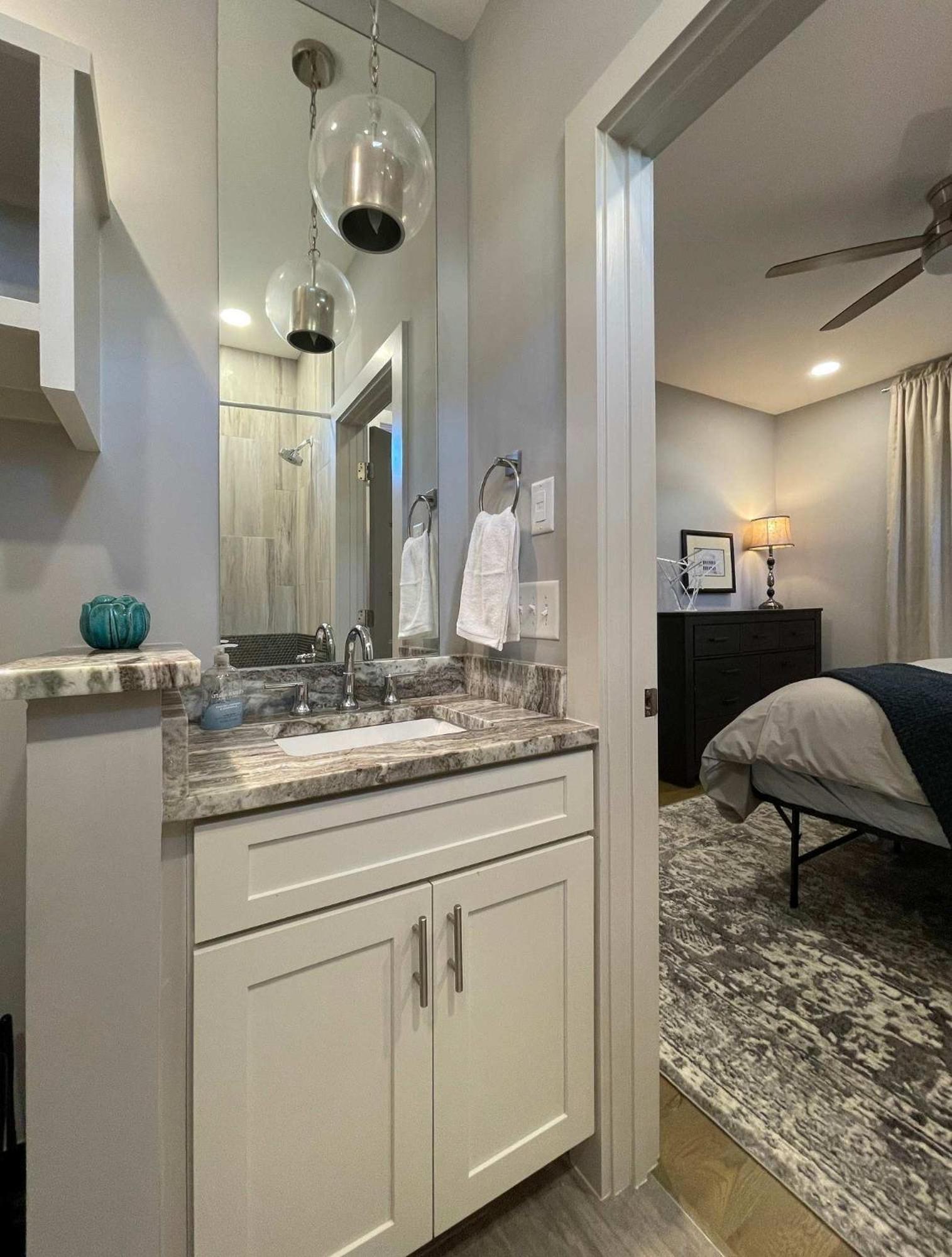 Dual - 1 Mile From Dt Nash & Farmers Market Nashville