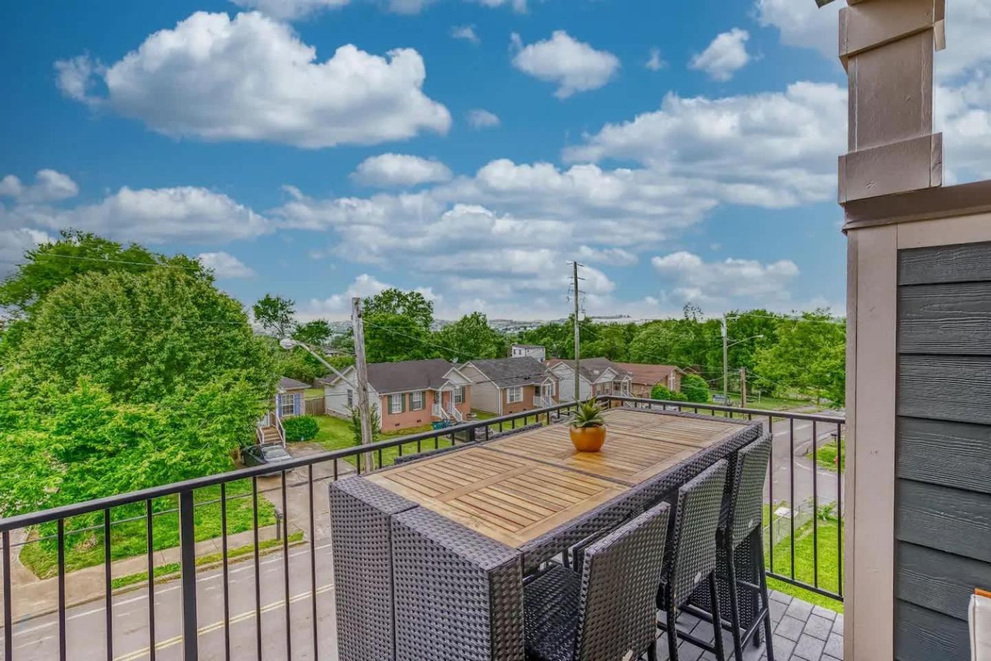 Beautiful Balcony Sleeps 12 4 Miles From Broadway Holiday home *