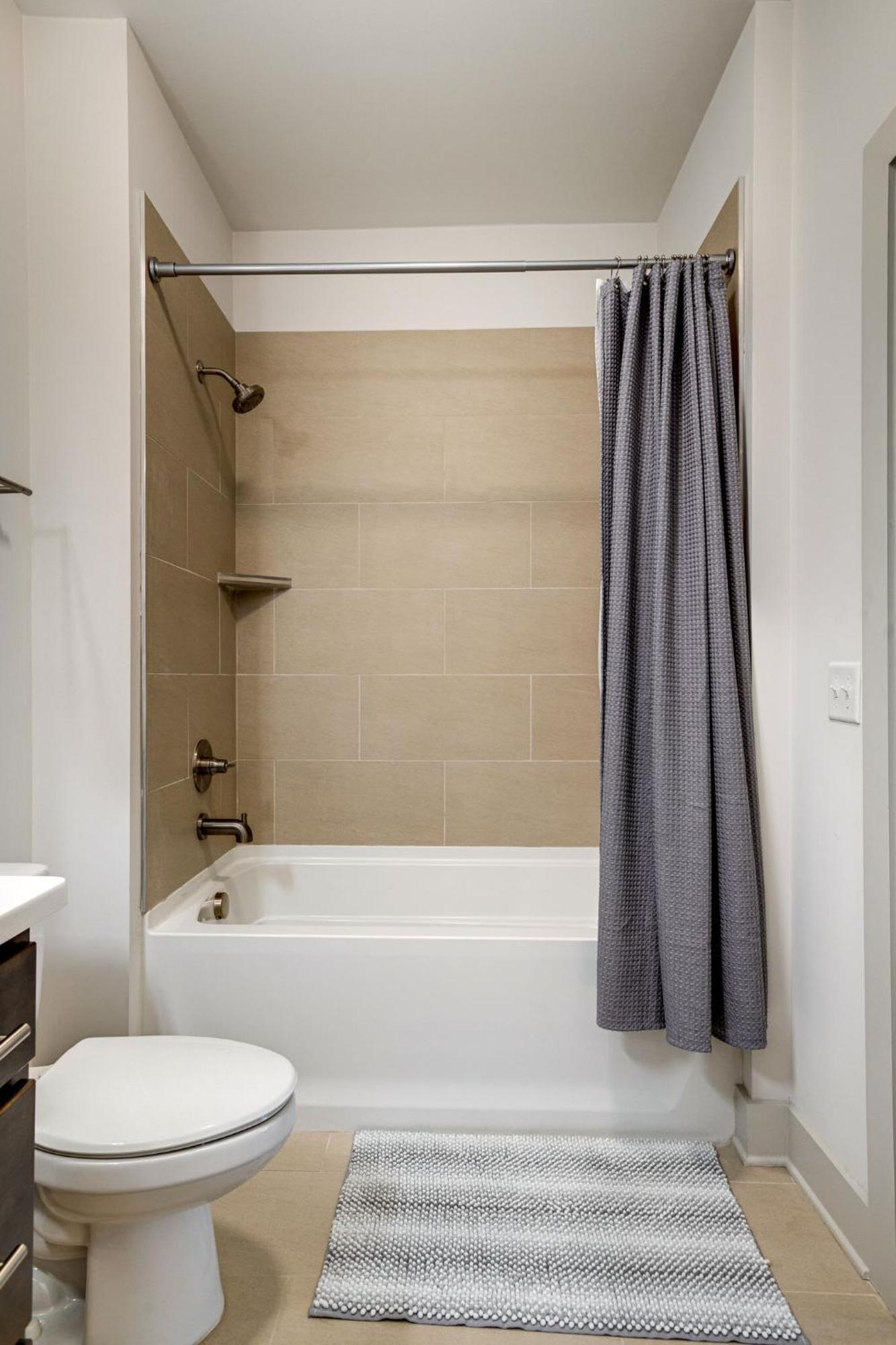 Quiet - Prime Locale Within Mins To Dt Holiday home