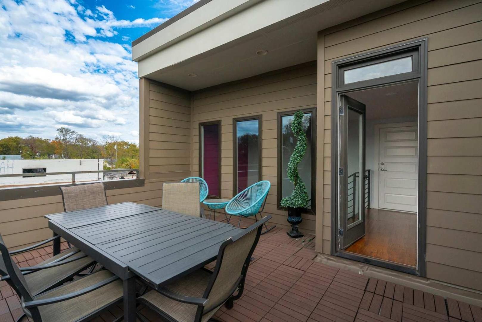 Modern 2 Bdr Townhome Minutes From Downtown Holiday home *