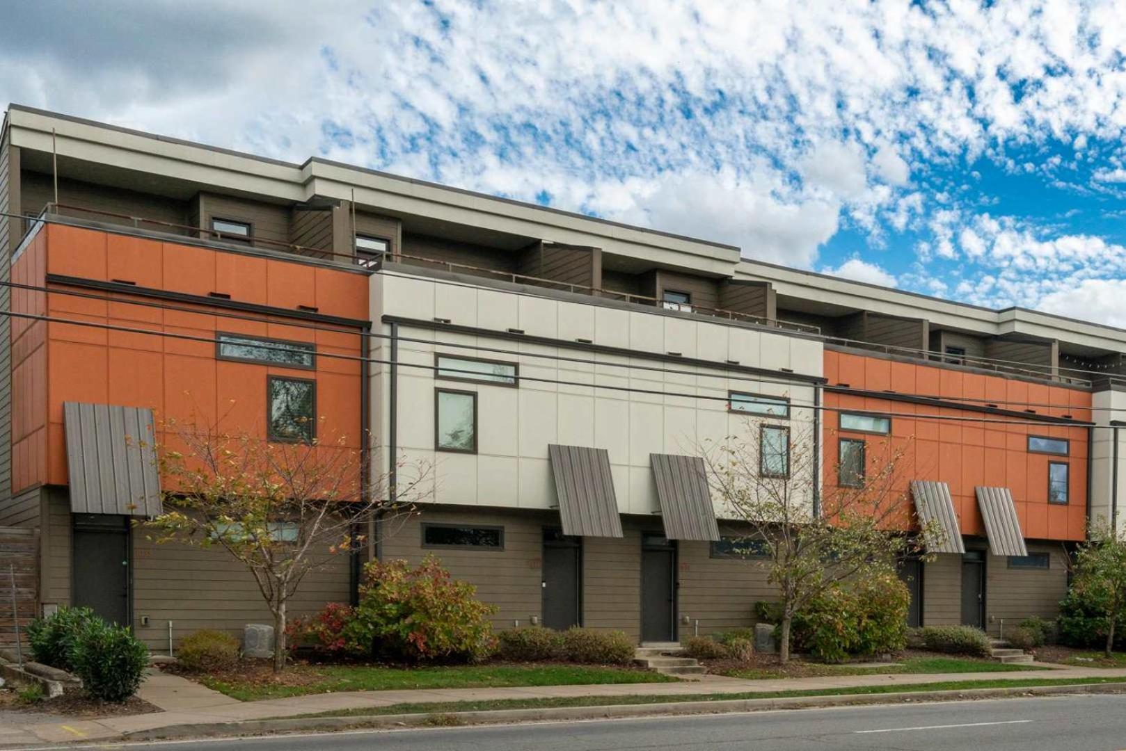 Modern 2 Bdr Townhome Minutes From Downtown Holiday home *