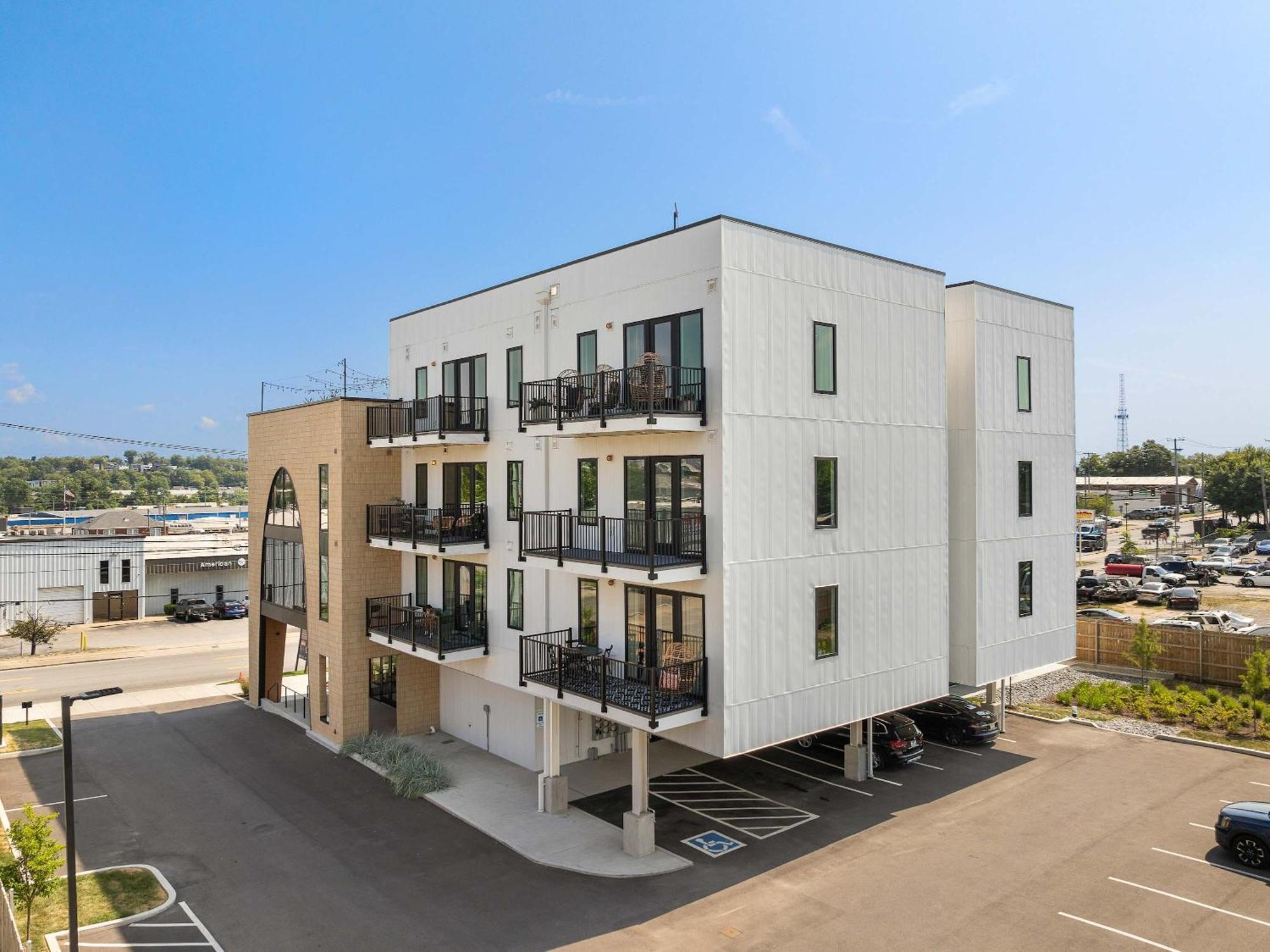 Penthouse View Flat Modern Design With Balcony Apartment *