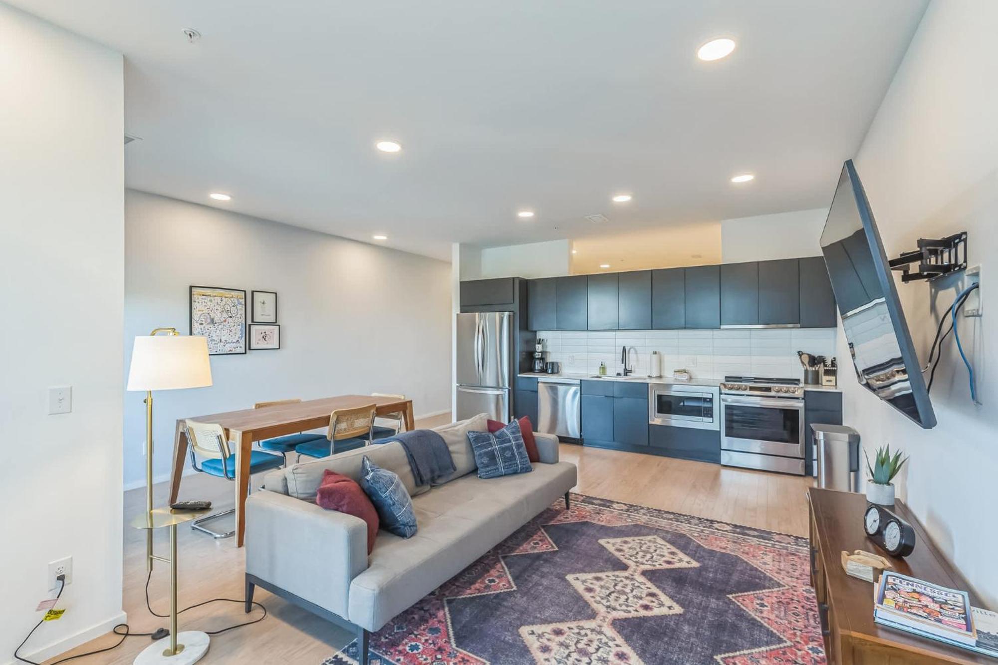 Modern 2 Bdr W River View Balcony Walk To Dt Nashville