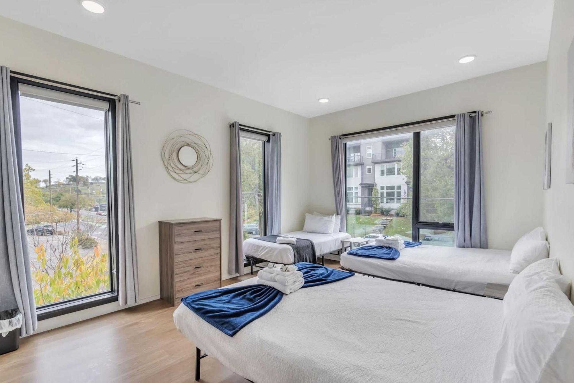 Trendy For 8 In Highly Walkable Neighborhood