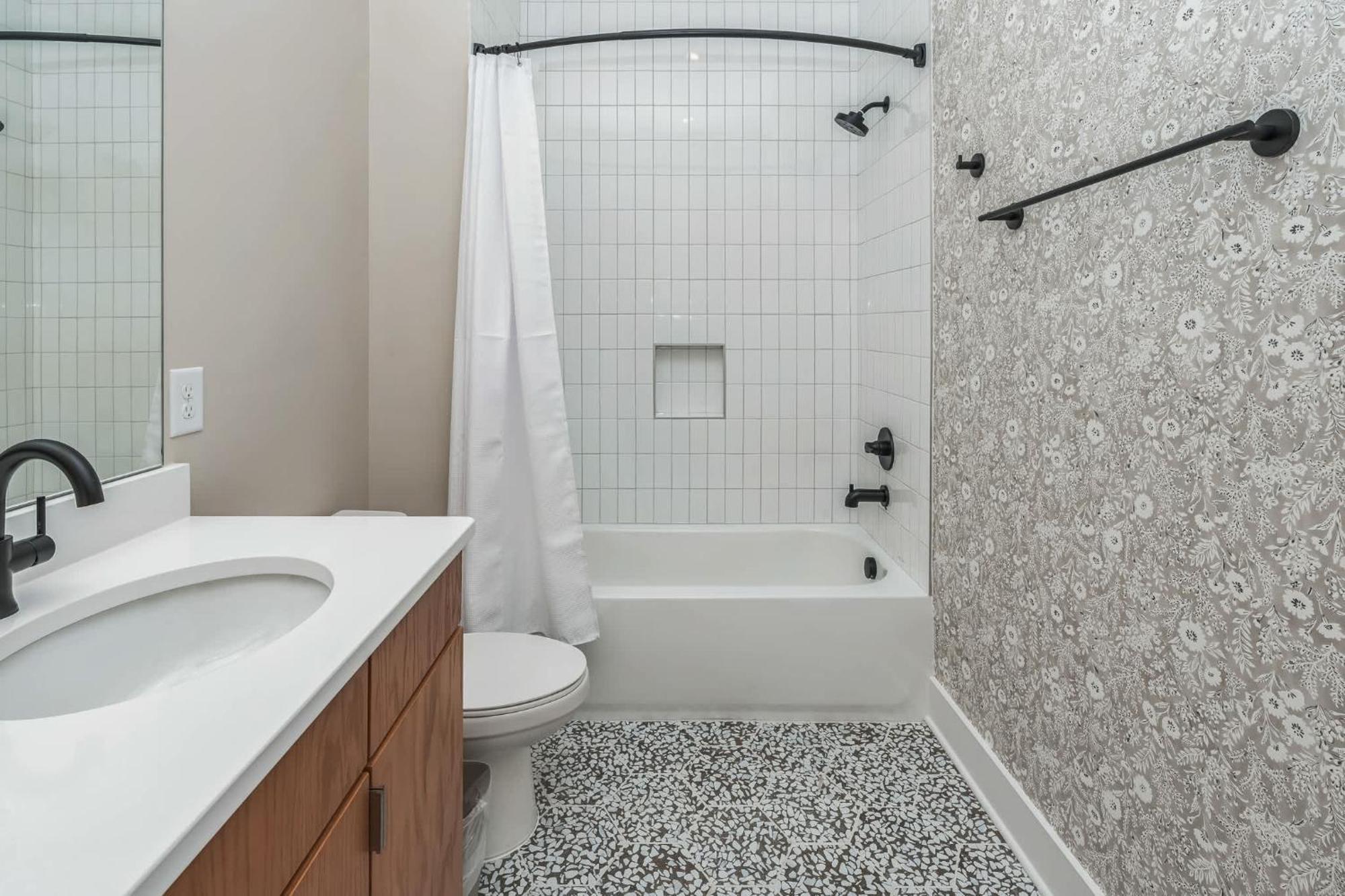 Beautiful - Walkable - Sleeps 10 Holiday home