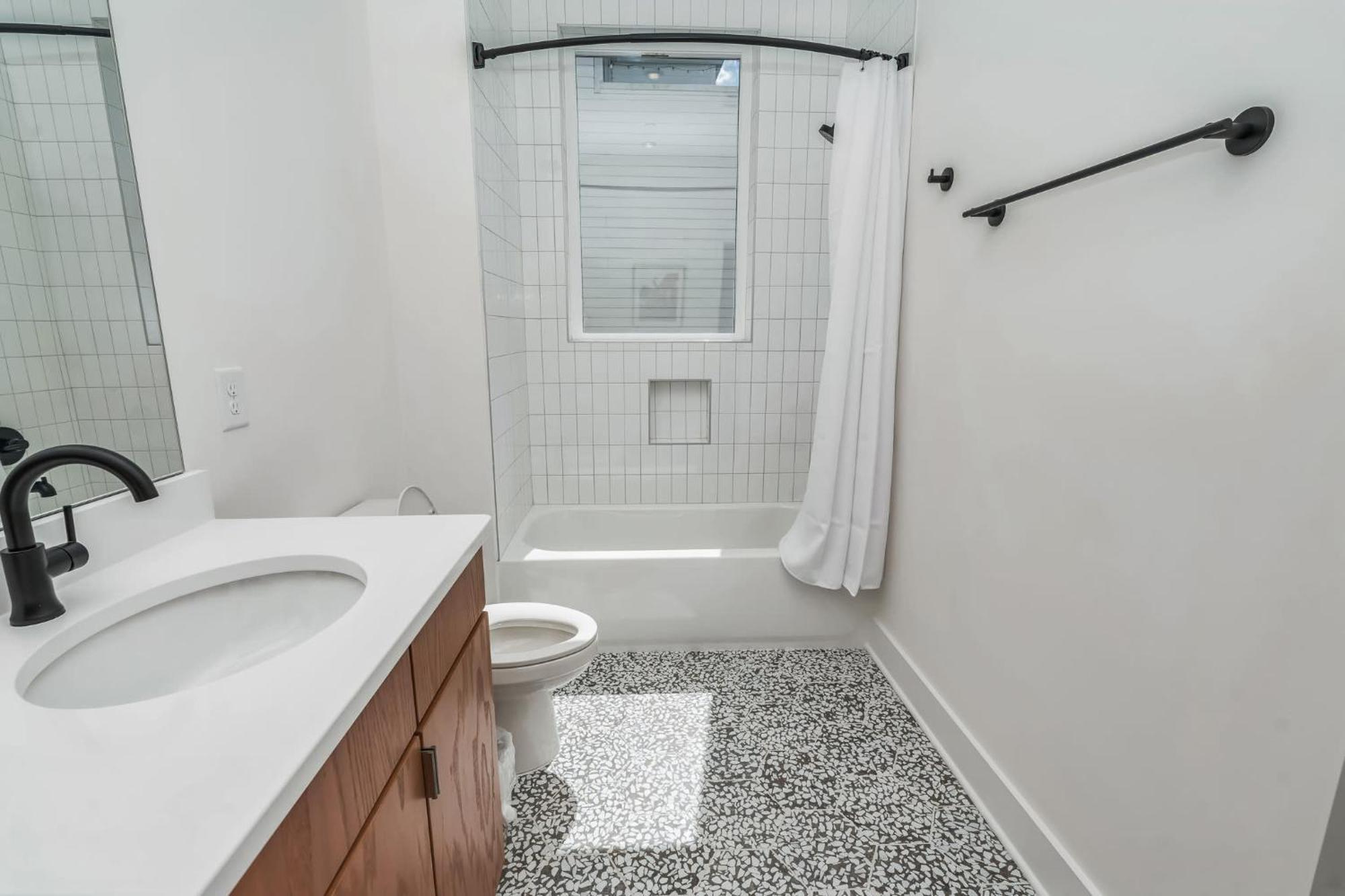 Beautiful - Walkable - Sleeps 10 Holiday home *
