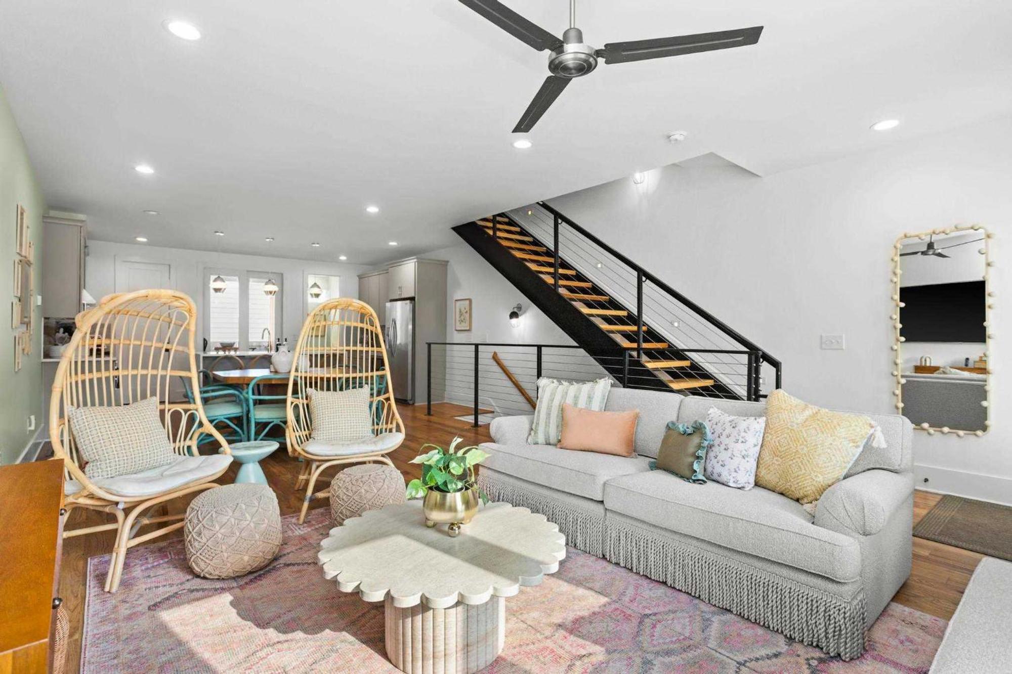 Comedy Coffee & Hot Chicken Mins To Broadway Holiday home Nashville