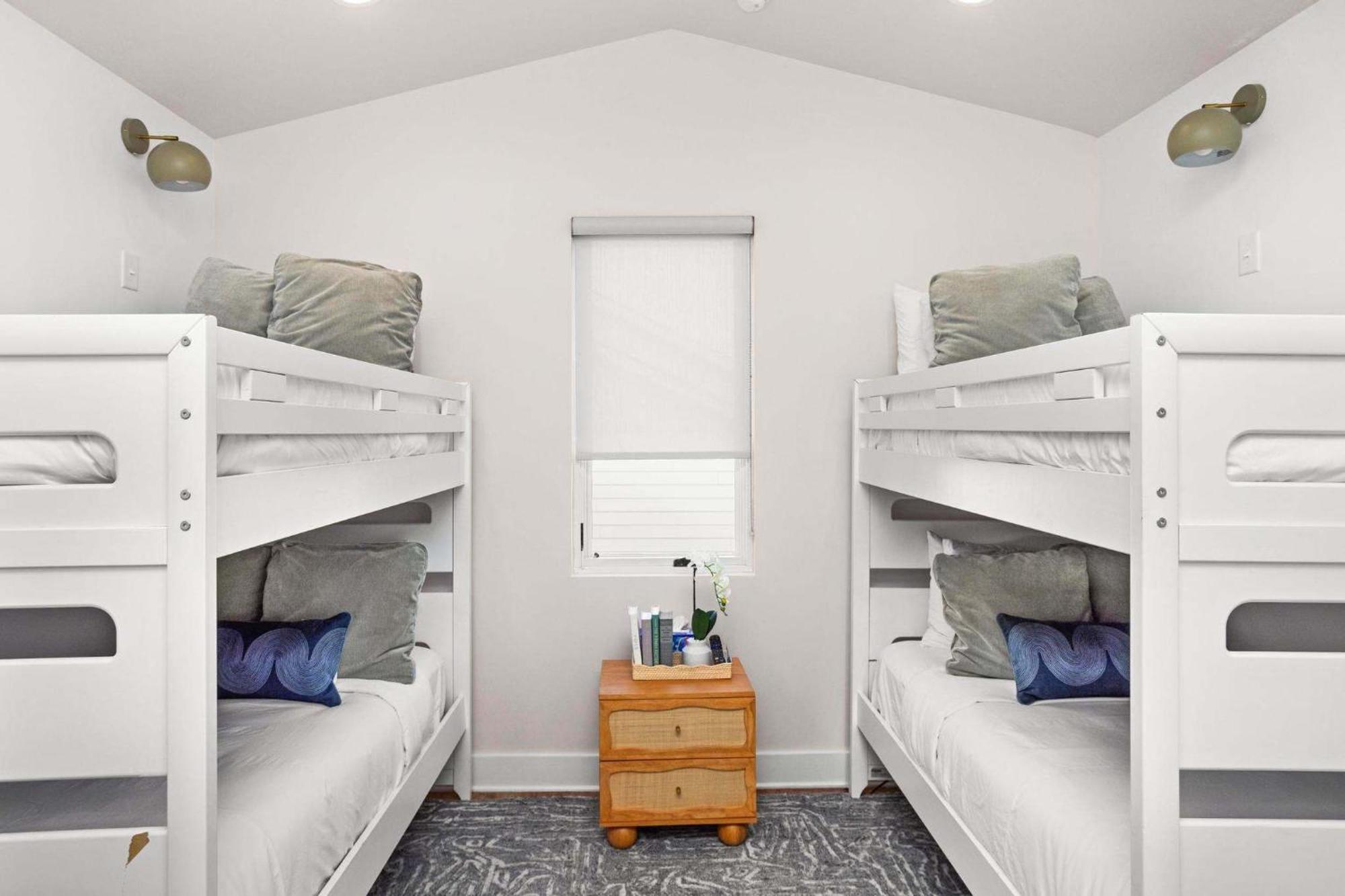 Comedy Coffee & Hot Chicken Mins To Broadway