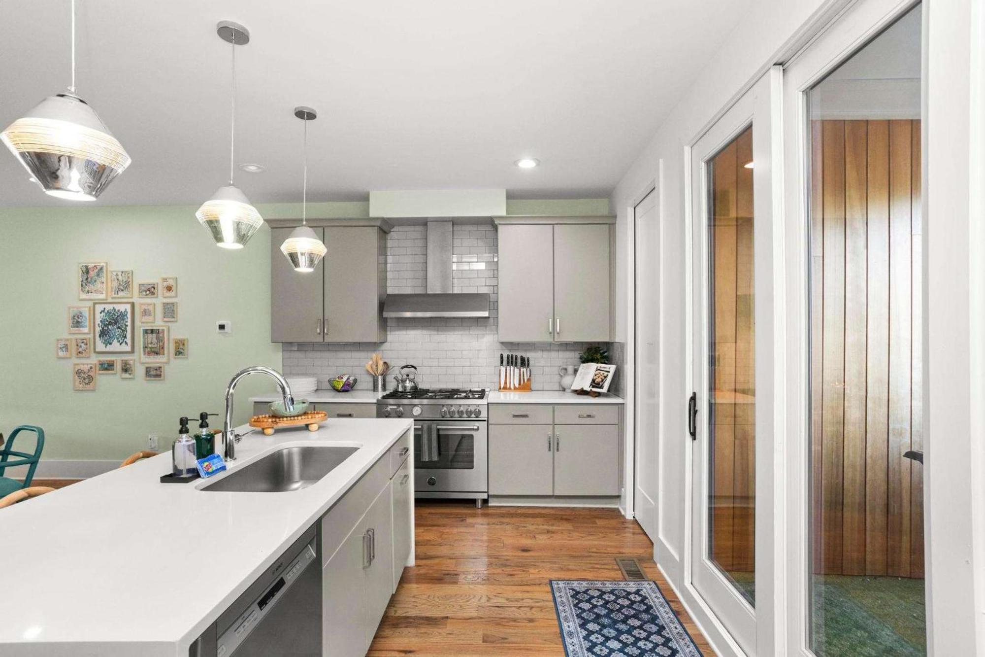 Comedy Coffee & Hot Chicken Mins To Broadway Holiday home *