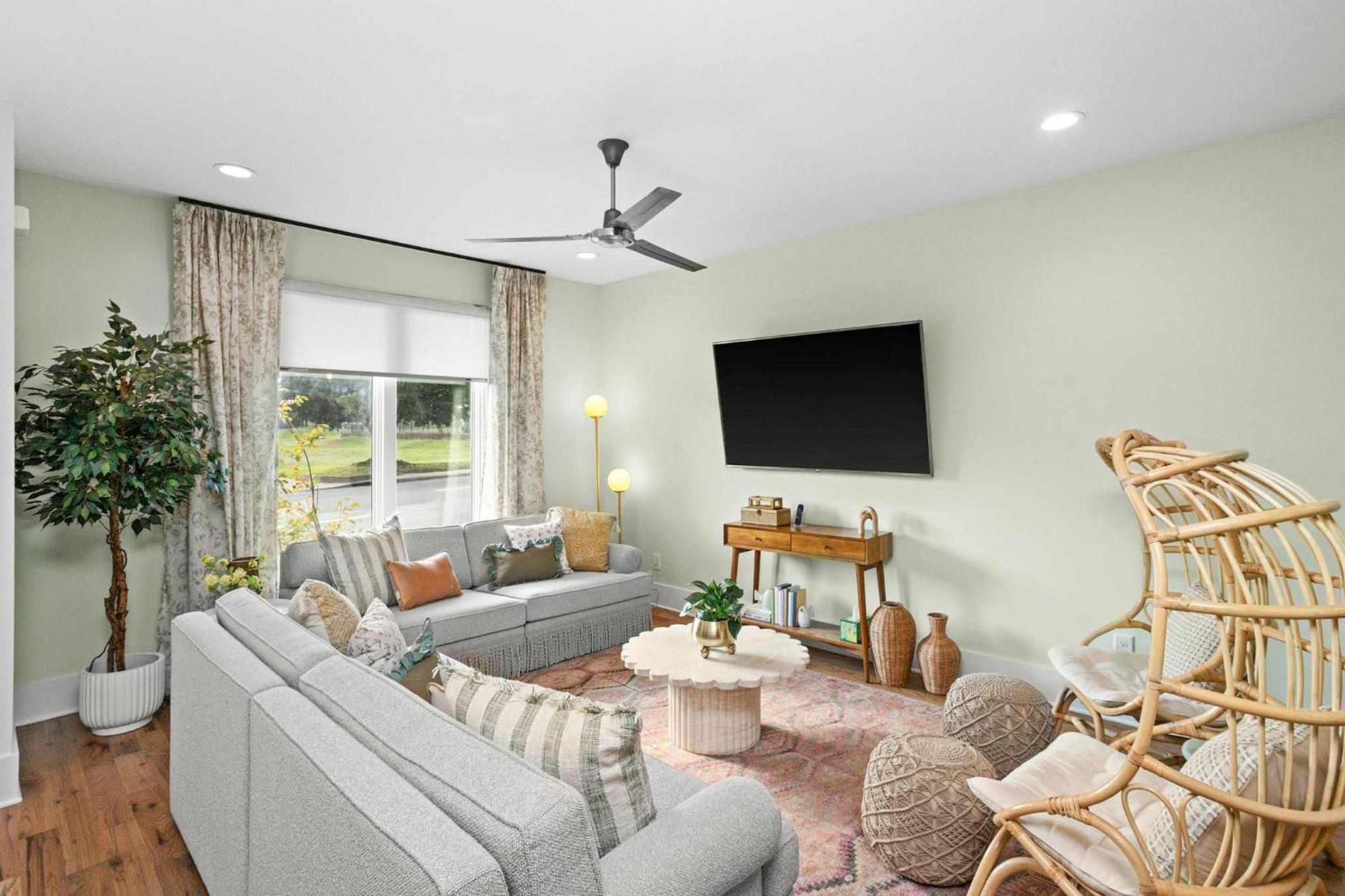 Comedy Coffee & Hot Chicken Mins To Broadway * Nashville