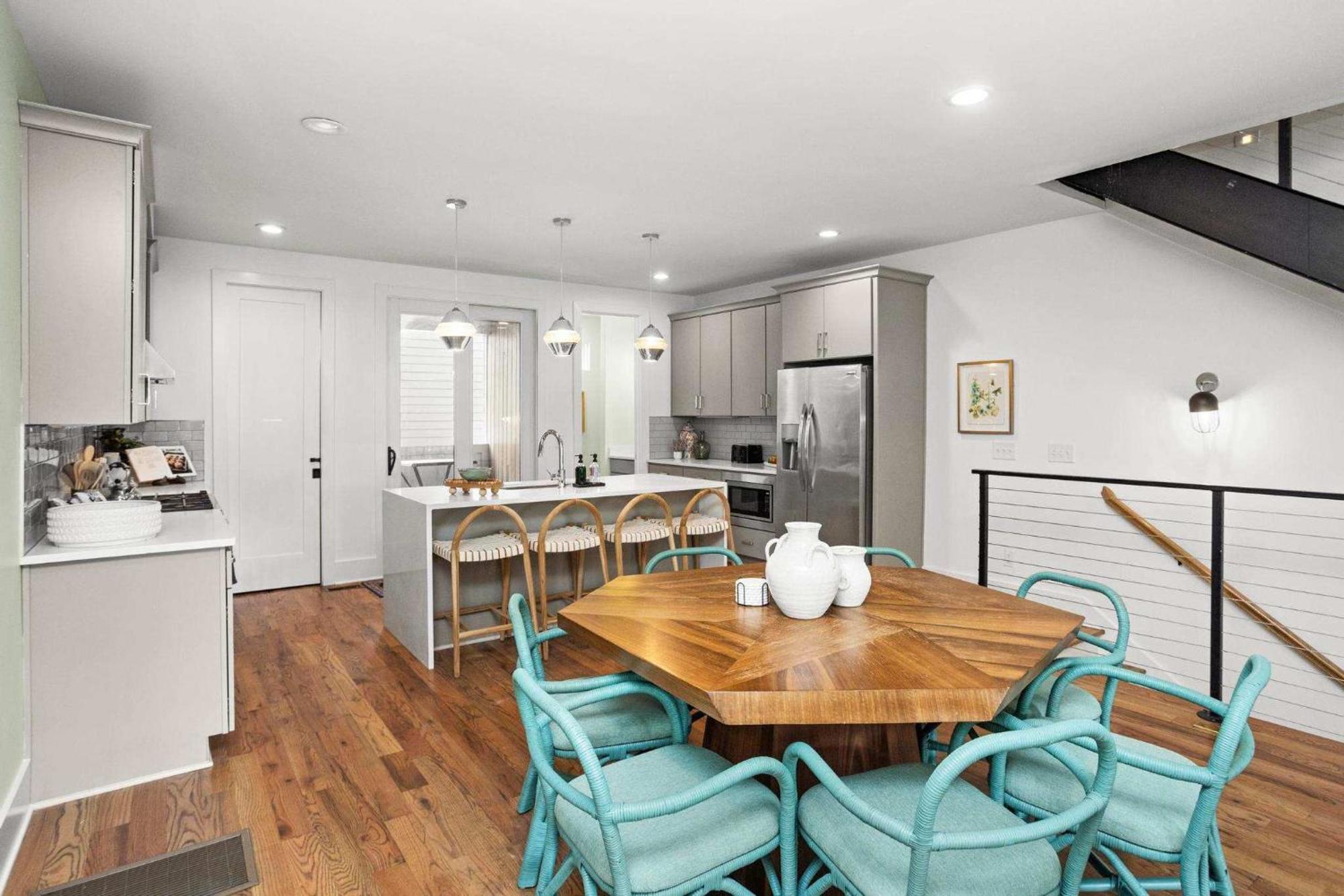 Comedy Coffee & Hot Chicken Mins To Broadway