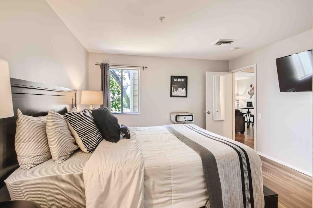 Apartment Uncork And Unwind Free Parking Pool Walk To Broadway!