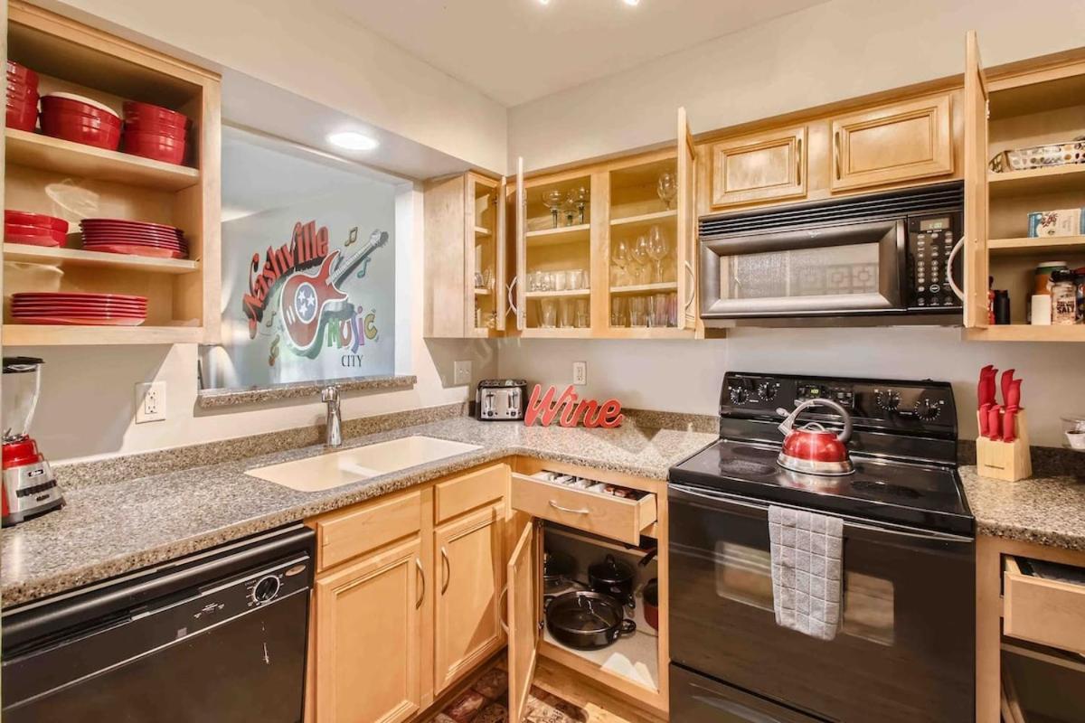 Uncork And Unwind Free Parking Pool Walk To Broadway!