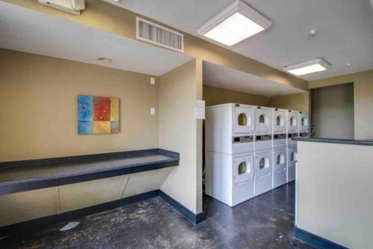 Uncork And Unwind Free Parking Pool Walk To Broadway! Apartment