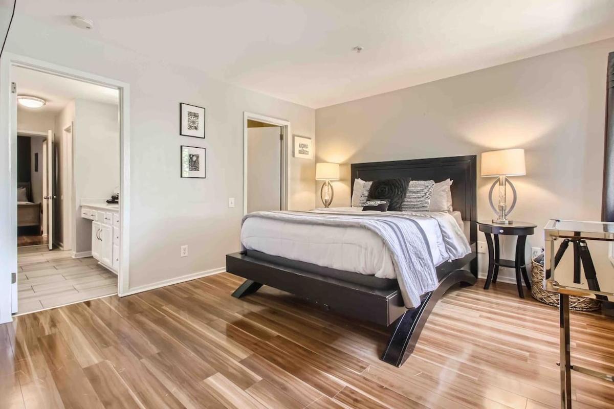 Uncork And Unwind Free Parking Pool Walk To Broadway! Apartment