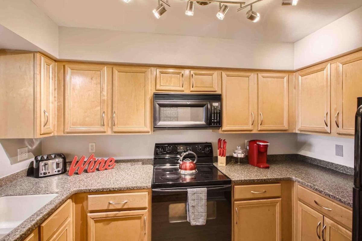 Uncork And Unwind Free Parking Pool Walk To Broadway! Apartment *