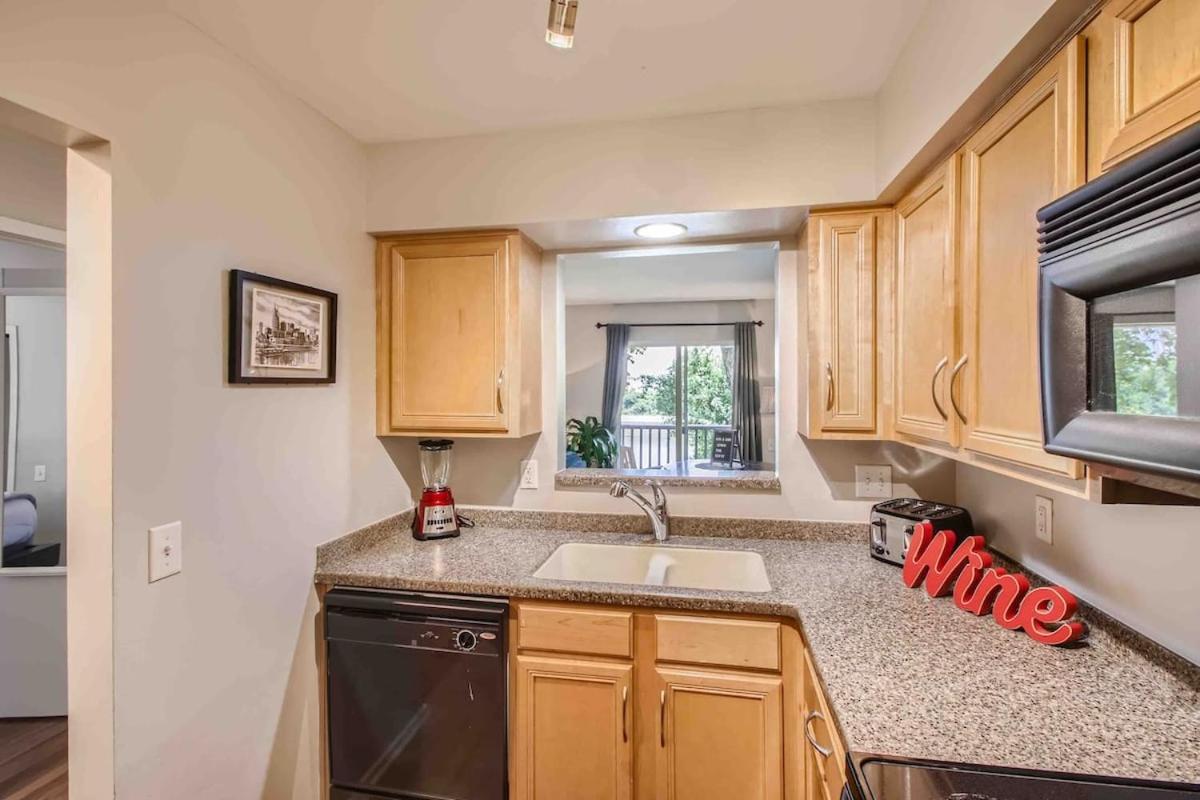 Uncork And Unwind Free Parking Pool Walk To Broadway! Apartment