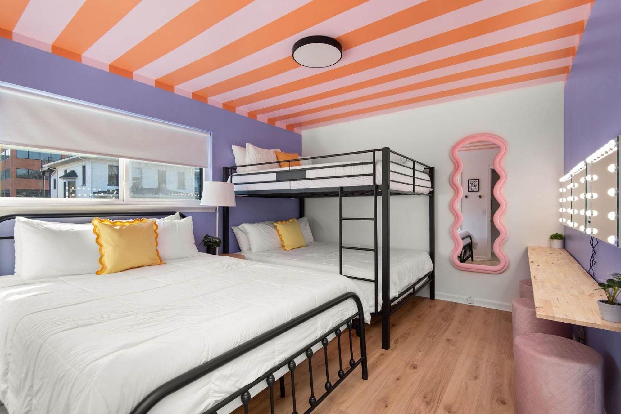 Dolly On Music Row Sleeps 12