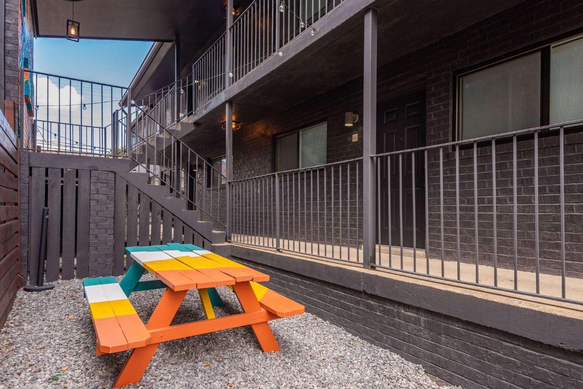 Dolly On Music Row Sleeps 12 Apartment