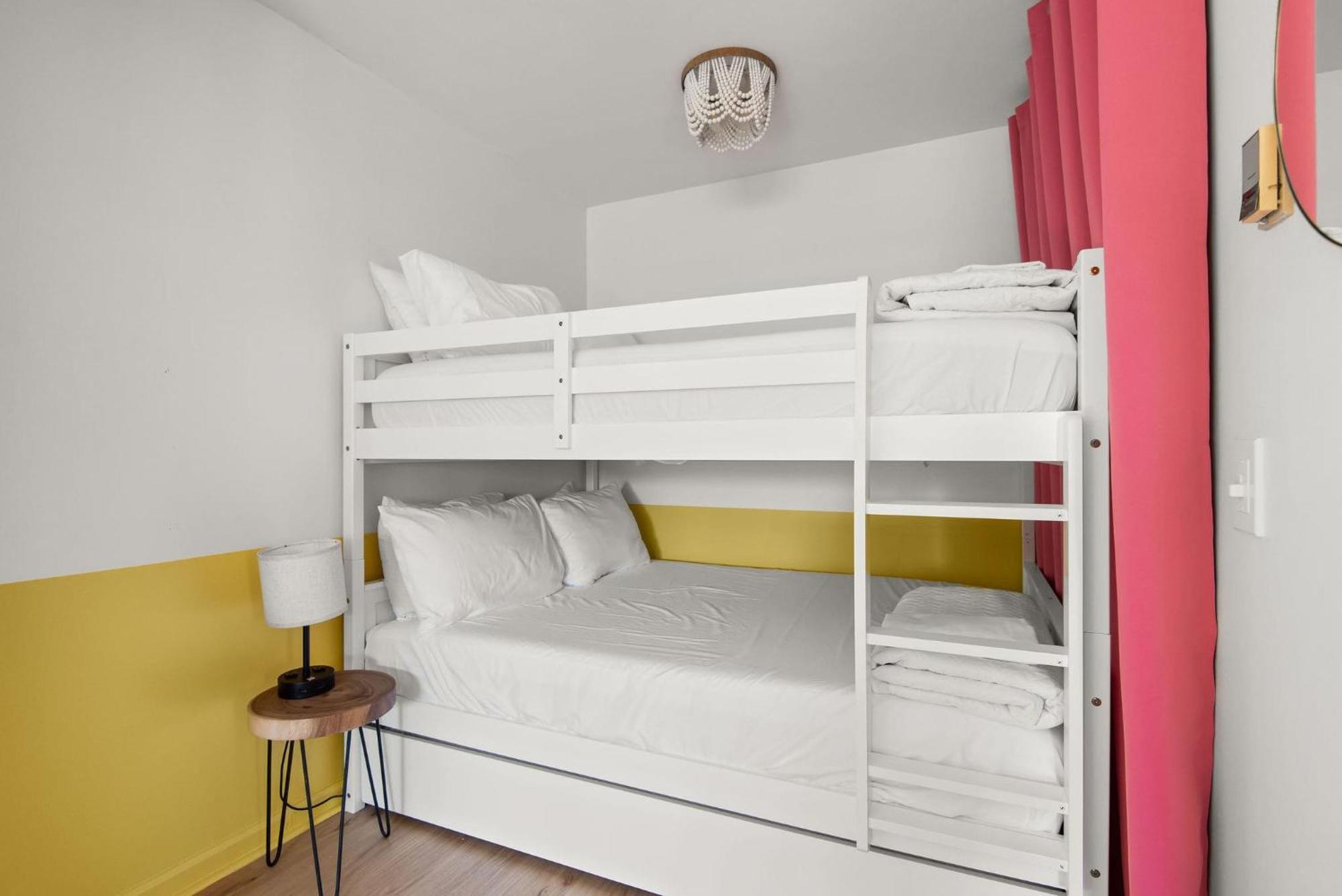 Dolly On Music Row Sleeps 12