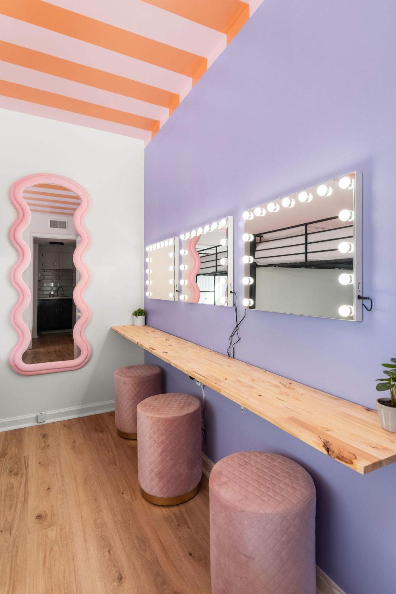 Dolly On Music Row Sleeps 12 Apartment