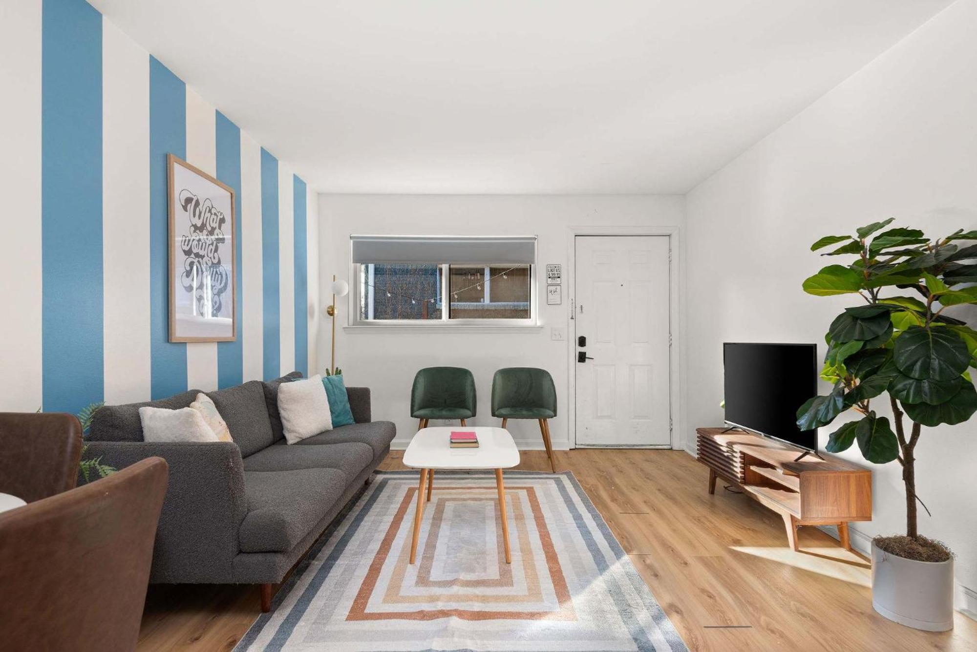 Dolly On Music Row Sleeps 12 Apartment