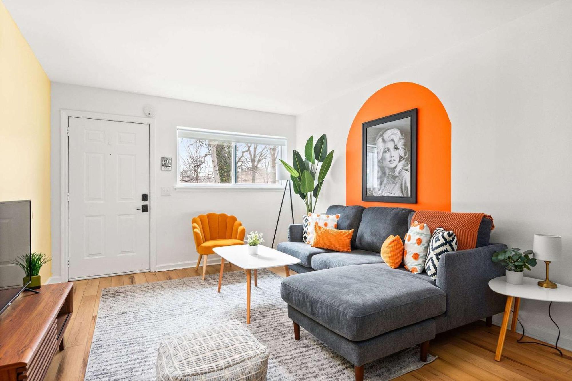 Dolly's Oasis On Music Row Apartment