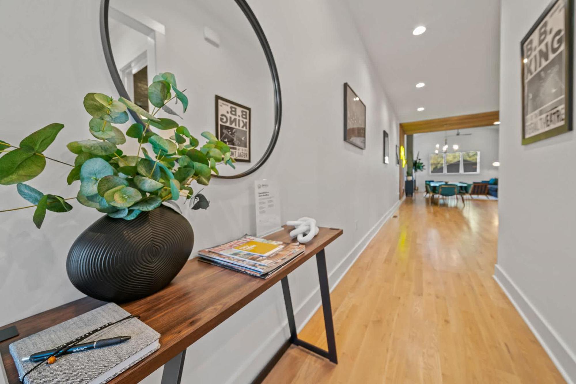 Rooftop Lounge 2 Miles From Broadway Nashville