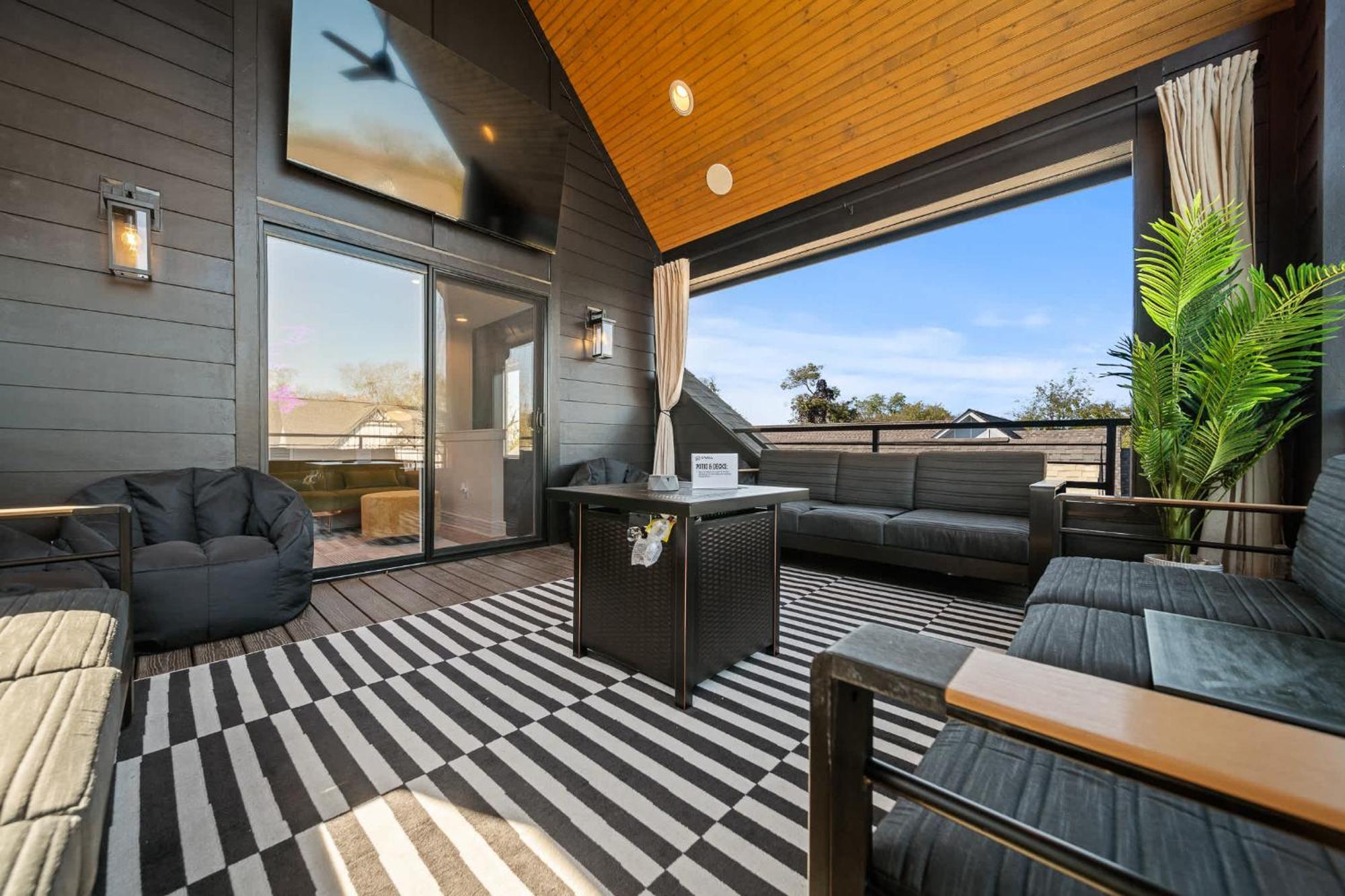 Rooftop Lounge 2 Miles From Broadway Nashville