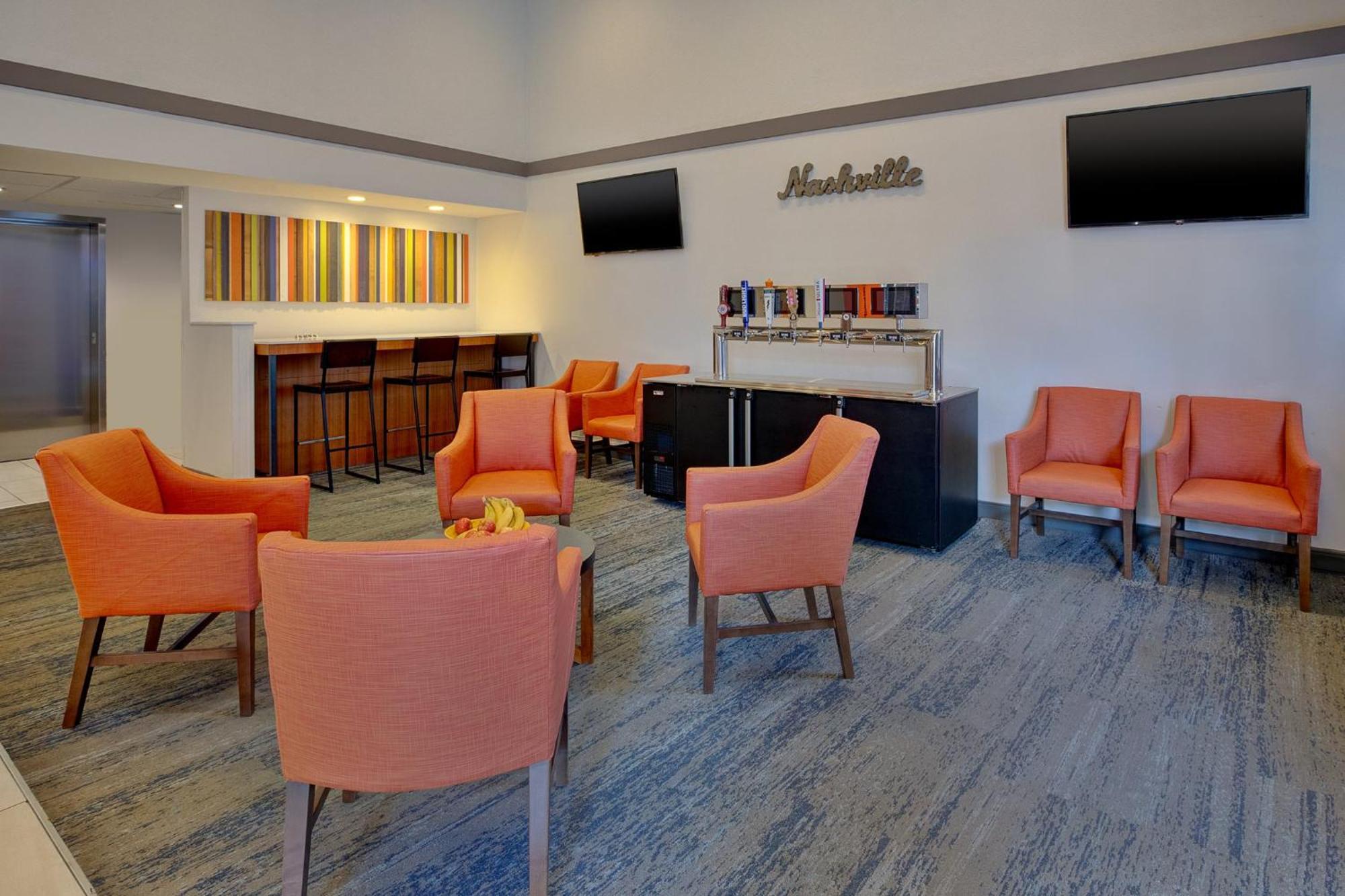 Express Airport By Ihg Hotel 3*