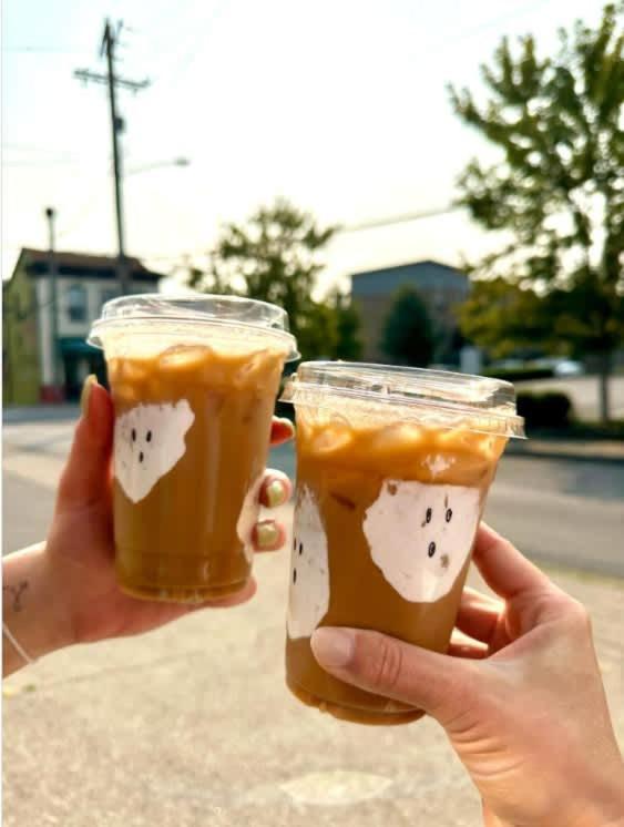 Stylish 4 Bed, Skyline Views From Rooftop, Garage , Gourmet Kitchen, Cozy Living Space, Dedicated Parking, Near Distilleries, Marathon Village & Nightlife, Chic Skyline Views, Great For Groups, 24 Hour Hospitality *