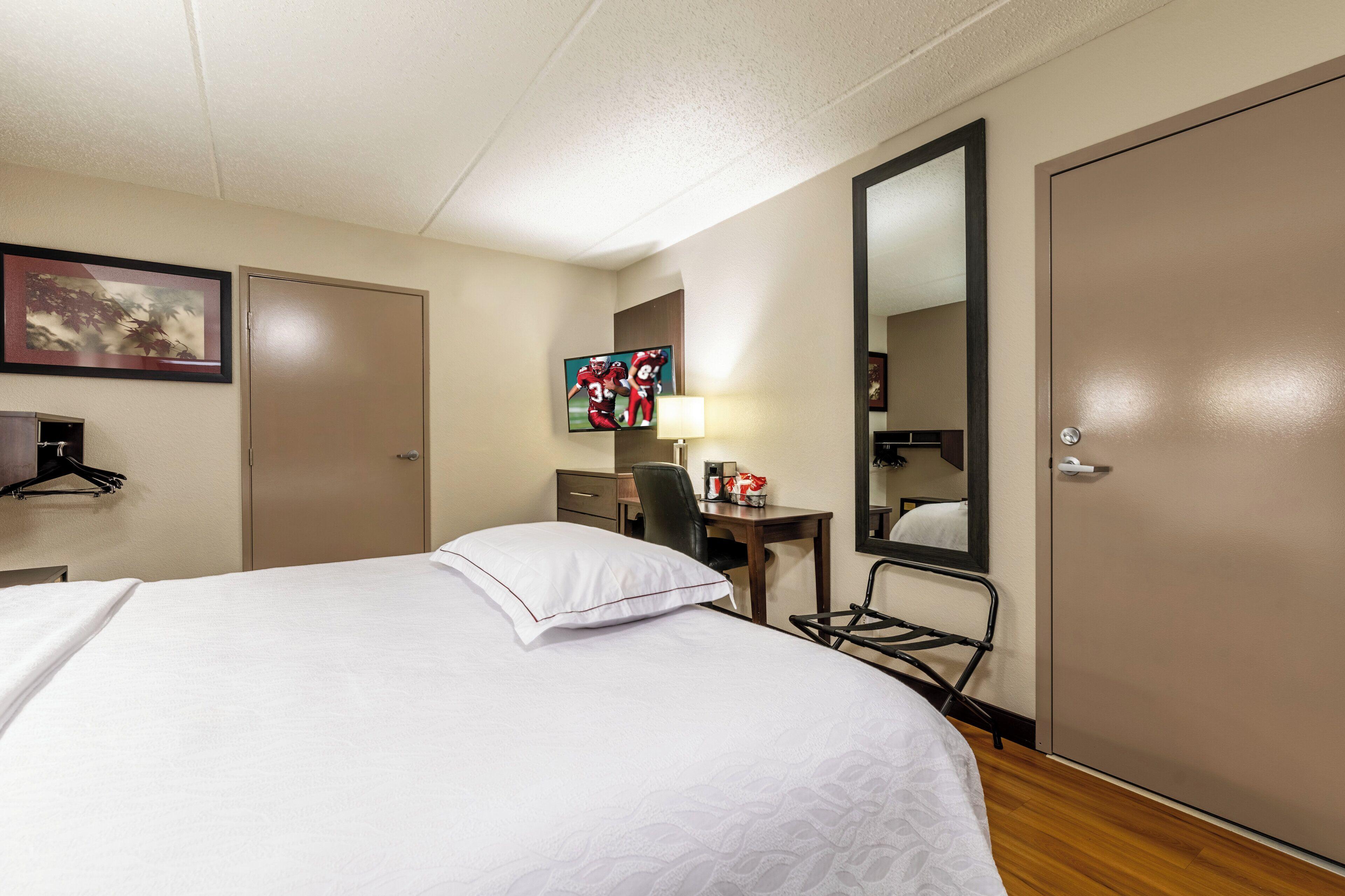 Hotel Red Roof Plus+ Airport Nashville